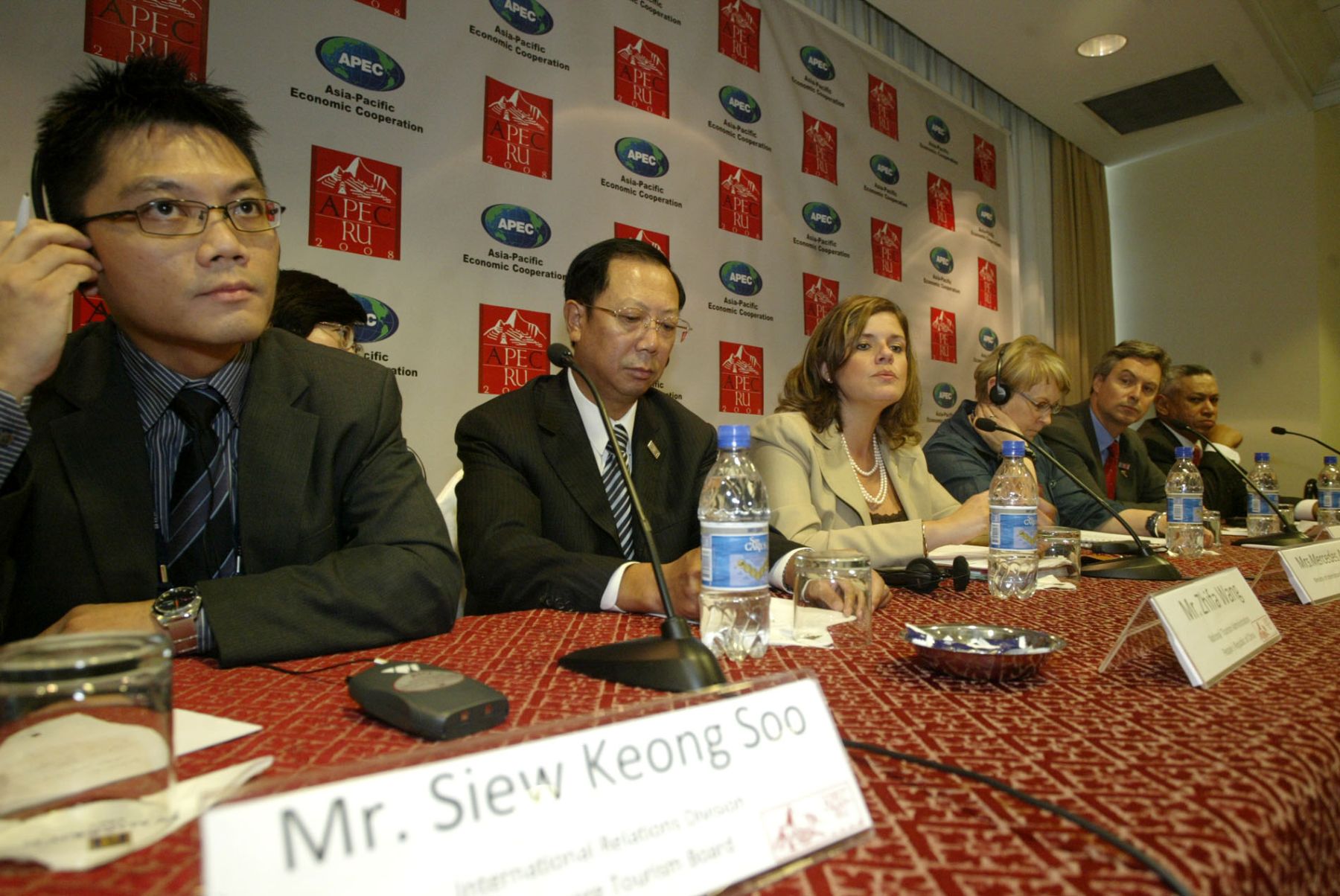 La  titular del Mincetur, Mercedes Aráoz; en compañía de Siew Keong Soo, de la Dirección de Turismo de Singapur; y Zhifa Wang, de la Administración de Turismo de China; en conferencia de prensa en el hotel Marriott, en Miraflores. Foto: ANDINA/Rafael Cornejo.