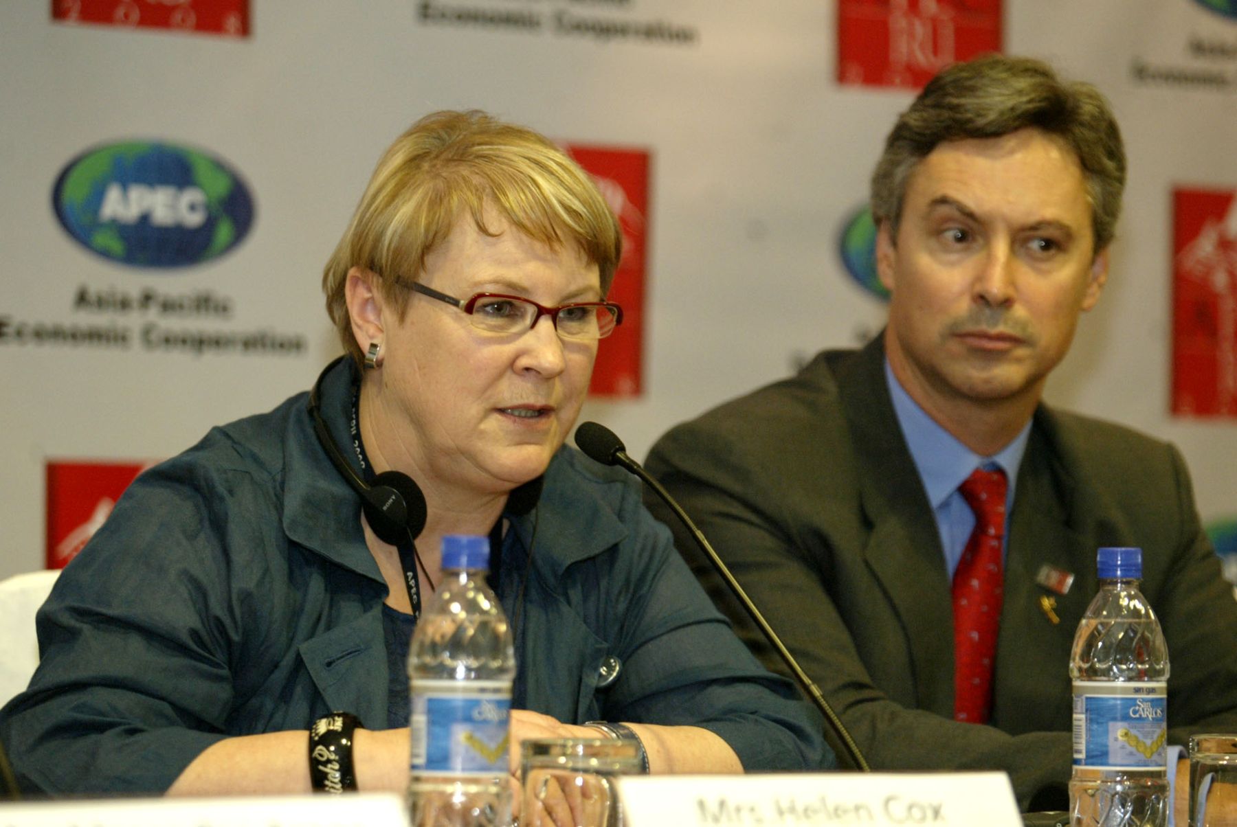 Helen Cox, jefa del Grupo de Trabajo de Turismo; junto a Crispin Conroy, embajador de Australia en Chile; en conferencia de prensa  en el hotel Marriott, en Miraflores. Foto: ANDINA/Rafael Cornejo.