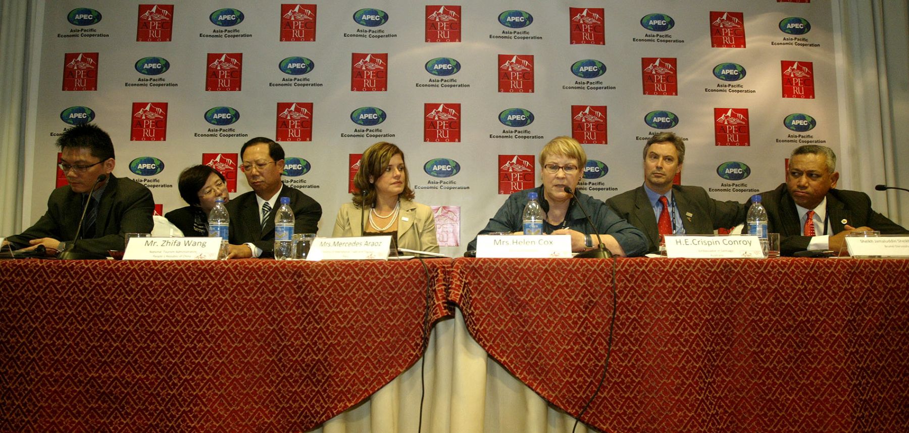Siew Keong, de la Dirección de Turismo de Singapur; Zhifa Wang, de la Administración de Turismo de China; ministra de Turismo de Perú, Mercedes Aráoz; Helen Cox, jefa del Grupo de Trabajo de Turismo; Crispin Conroy, embajador de Australia; Ahmed Jumat, ministro de Turismo de Brunei, en conferencia de prensa en el hotel Marriott, en Miraflores. Foto: ANDINA/Rafael Cornejo.
