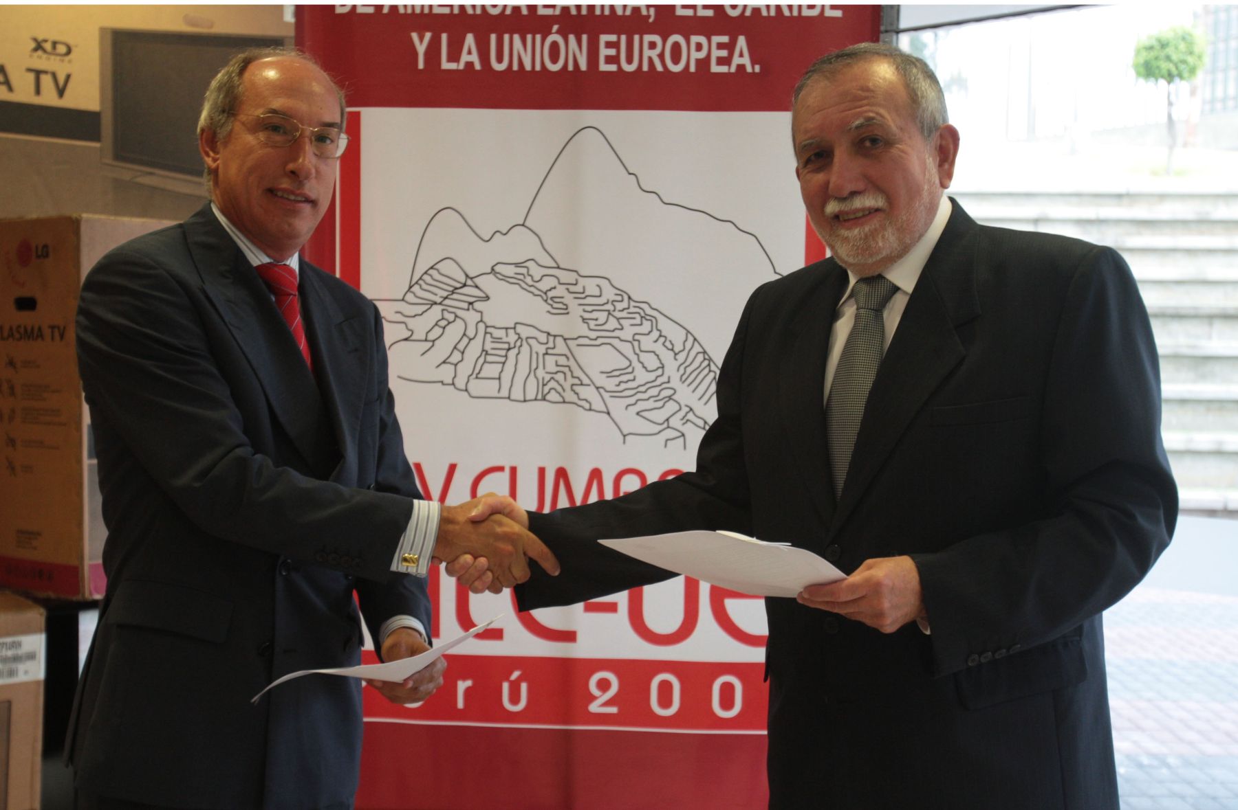Firma de convenio entre Editora Perù y la Comisiòn para la Cumbre ALC-UE en la Biblioteca Nacional. Foto:ANDINA/ Piero Vargas