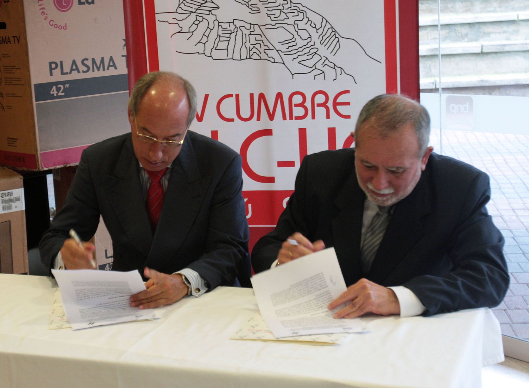 Firma de convenio entre Editora Perù y la Comisiòn para la Cumbre ALC-UE en la Biblioteca Nacional. Foto:ANDINA/ Piero Vargas