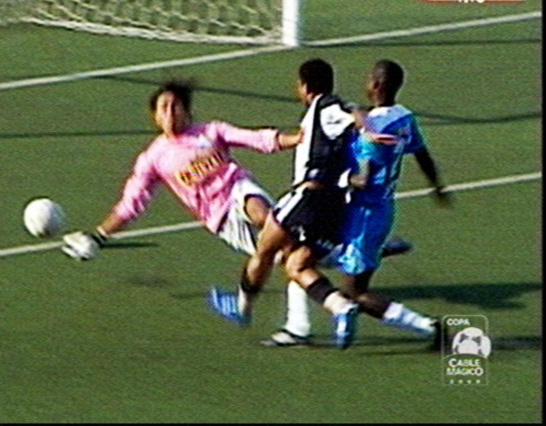 Primer gol de Wilmer Aguirre de Alianza Lima ante el Sporting Cristal, en el Estadio Nacional. TVfoto.