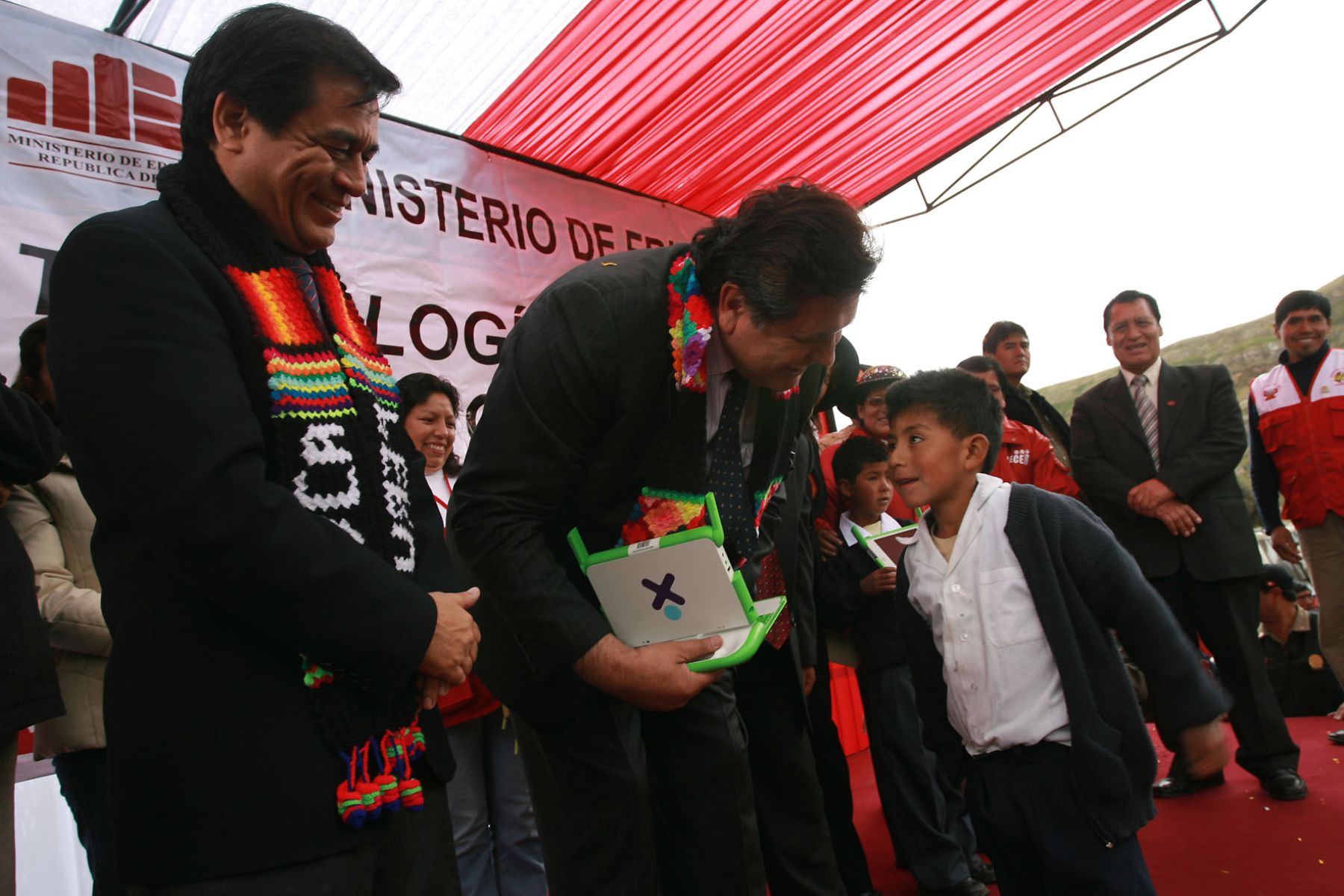El jefe de Estado, Alan García, entregó hoy en la región Huancavelica 2 mil 200 laptop para los niños de esa zona del país. El mandatario estuvo acompañado del ministro de Educación, José Antonio Chang. Foto:ANDINA/sepres/Oscar Farje