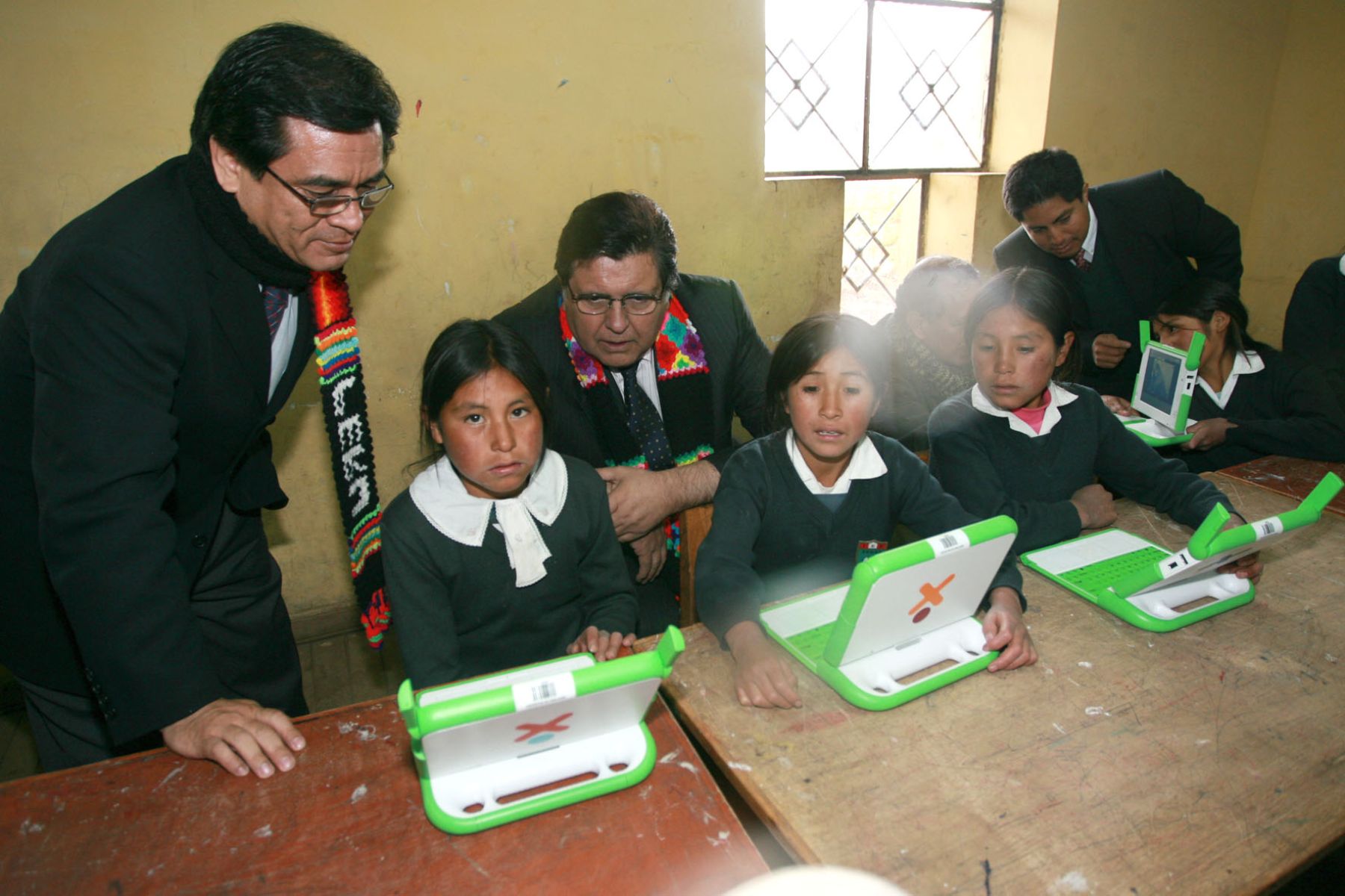 El jefe de Estado, Alan García, entregó hoy en la región Huancavelica 2 mil 200 laptop para los niños de esa zona del país. El mandatario estuvo acompañado del ministro de Educación, José Antonio Chang. Foto:ANDINA/sepres/Oscar Farje