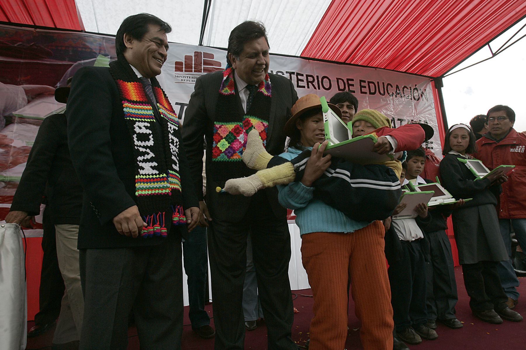 El presidente de la Repùblica, Alan Garcìa, y el ministro de Educaciòn, Josè Antonio Chang, hicieron entrega de laptops a la comunidad de Luquia, distrito de Cuenca, Regiòn Huancavelica.Foto:ANDINA/Juan Carlos Guzmàn Negrini.