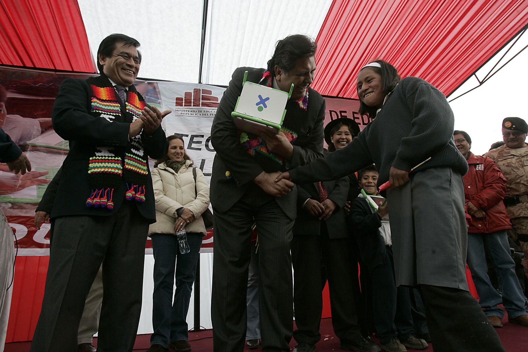 El presidente de la Repùblica, Alan Garcìa, y el ministro de Educaciòn, Josè Antonio Chang, hicieron entrega de laptops a la comunidad de Luquia, distrito de Cuenca, Regiòn Huancavelica.Foto:ANDINA/Juan Carlos Guzmàn Negrini.