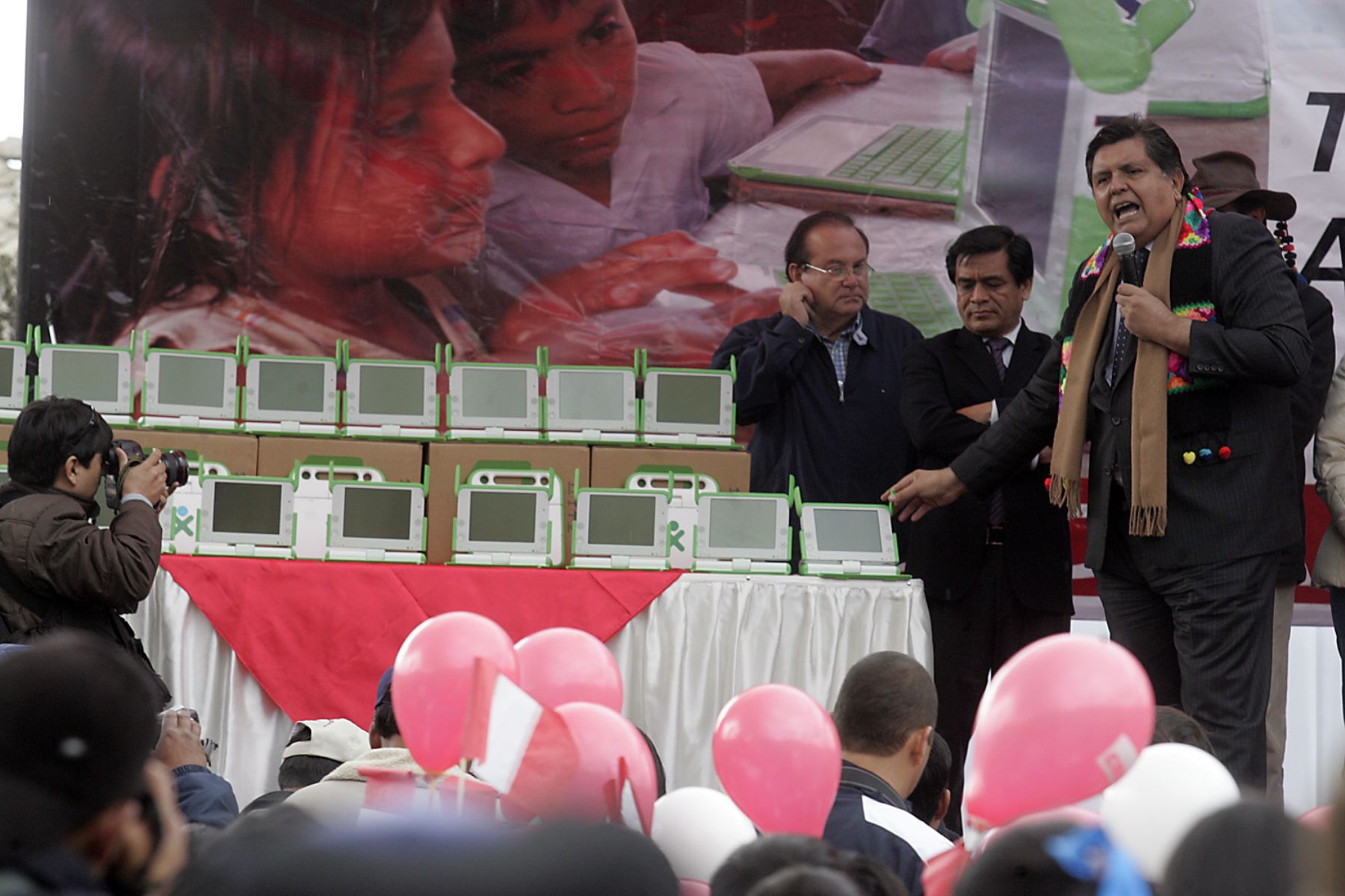 El presidente de la Repùblica, Alan Garcìa, y el ministro de Educaciòn, Josè Antonio Chang, hicieron entrega de laptops a la comunidad de Luquia, distrito de Cuenca, Regiòn Huancavelica.Foto:ANDINA/Juan Carlos Guzmàn Negrini.