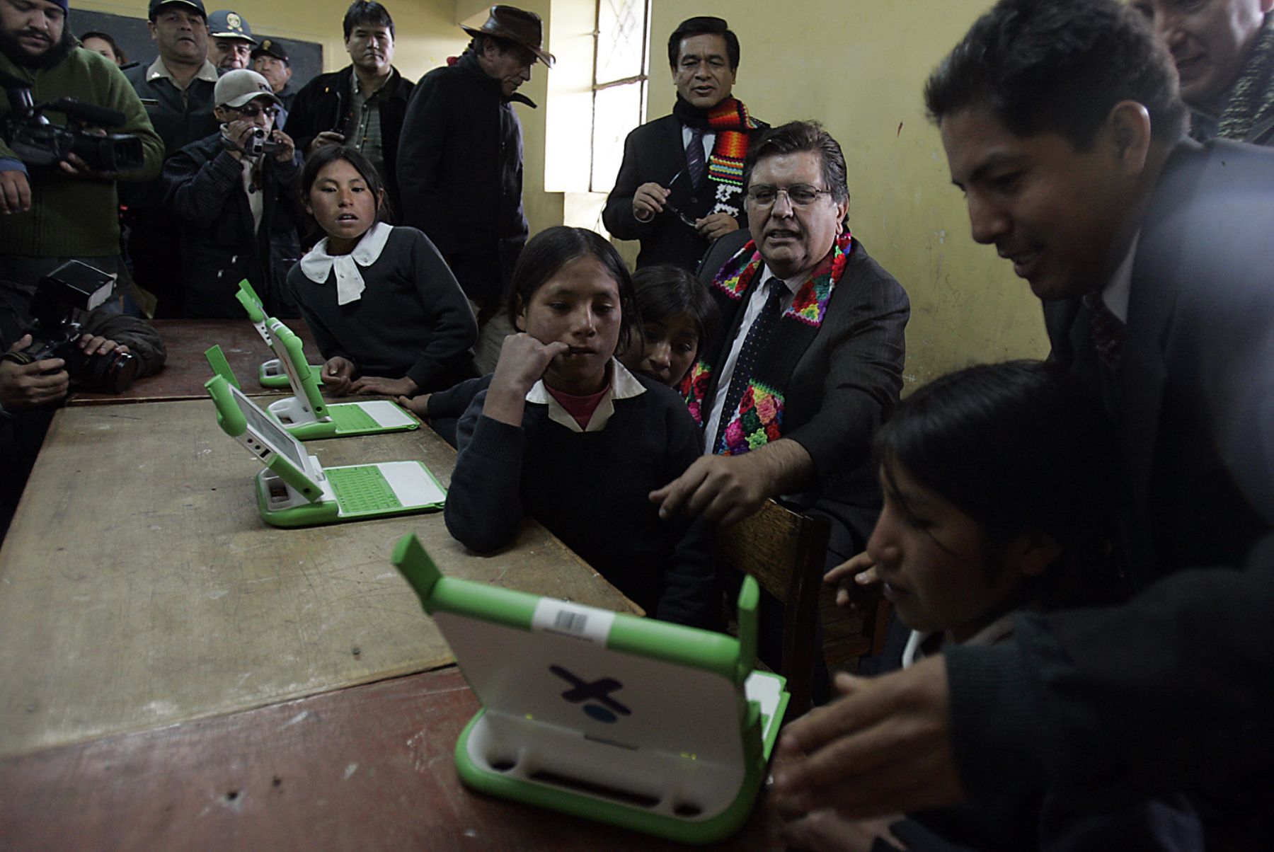 El presidente de la Repùblica, Alan Garcìa, y el ministro de Educaciòn, Josè Antonio Chang, hicieron entrega de laptops a la comunidad de Luquia, distrito de Cuenca, Regiòn Huancavelica.Foto:ANDINA/Juan Carlos Guzmàn Negrini.