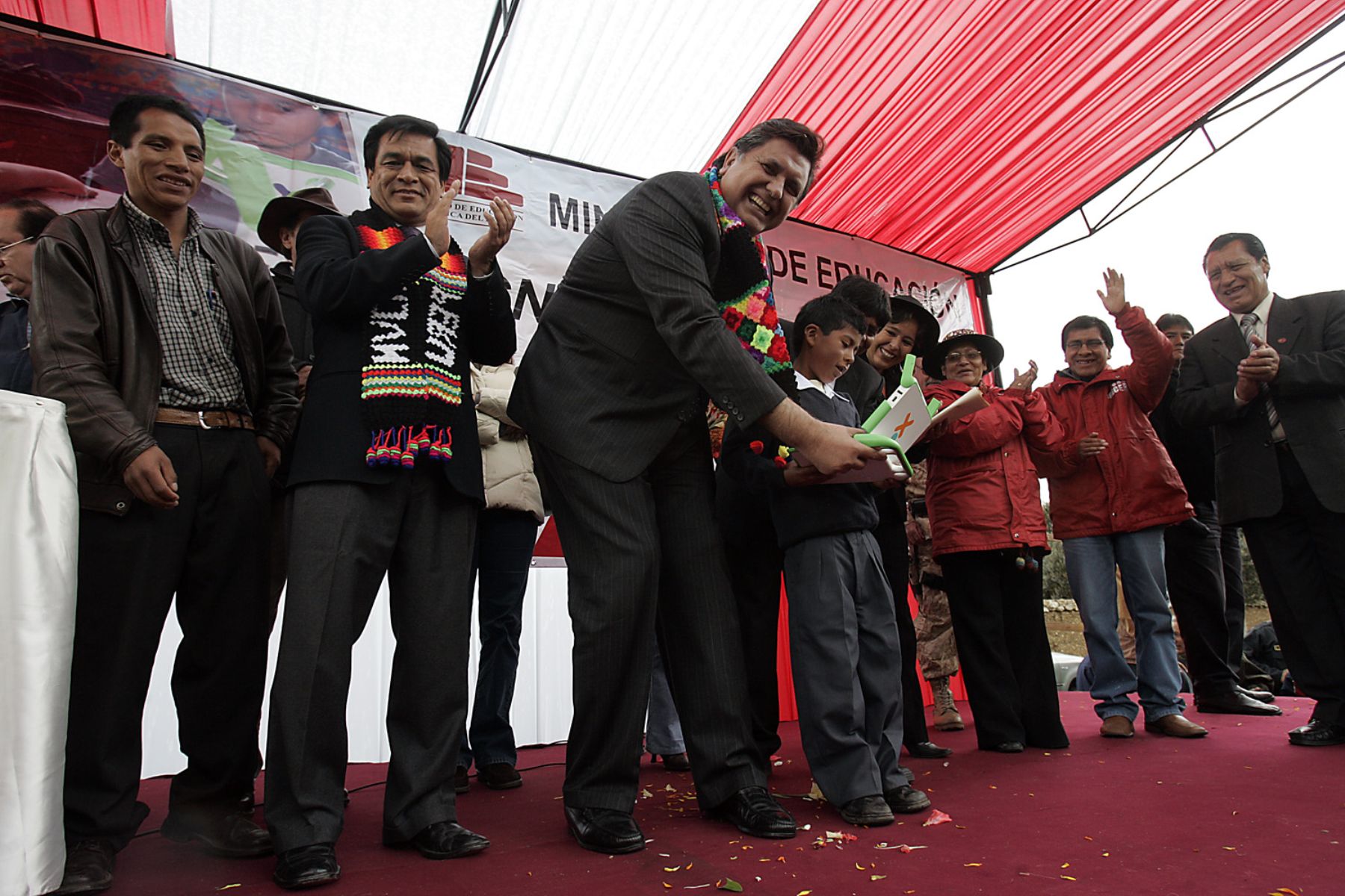 El Presidente de la Repùblica, Alan Garcìa, y el Ministro de Educaciòn Josè Antonio Chang, hicieron entrega de laptops a la comunidad de Luquia, distrito de Cuenca, Regiòn Huancavelica.Foto:ANDINA/Juan Carlos Guzmàn Negrini.