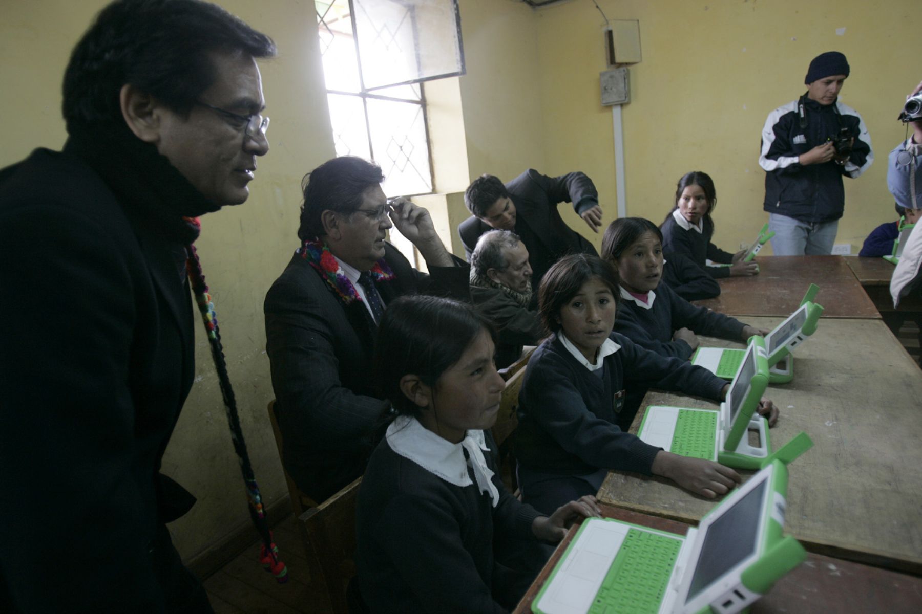 El Presidente de la Repùblica, Alan Garcìa, y el Ministro de Educaciòn Josè Antonio Chang, hicieron entrega de laptops a la comunidad de Luquia, distrito de Cuenca, Regiòn Huancavelica.Foto:ANDINA/Juan Carlos Guzmàn Negrini.