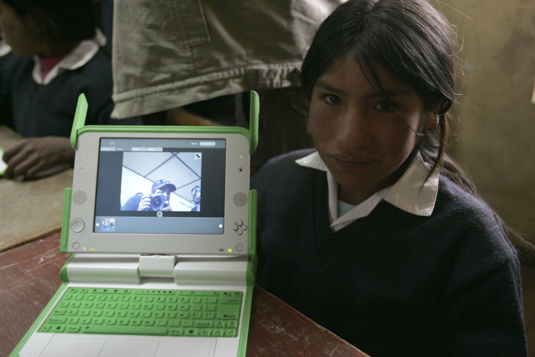 El Presidente de la Repùblica, Alan Garcìa, y el Ministro de Educaciòn Josè Antonio Chang, hicieron entrega de laptops a la comunidad de Luquia, distrito de Cuenca, Regiòn Huancavelica.Foto:ANDINA/Juan Carlos Guzmàn Negrini.