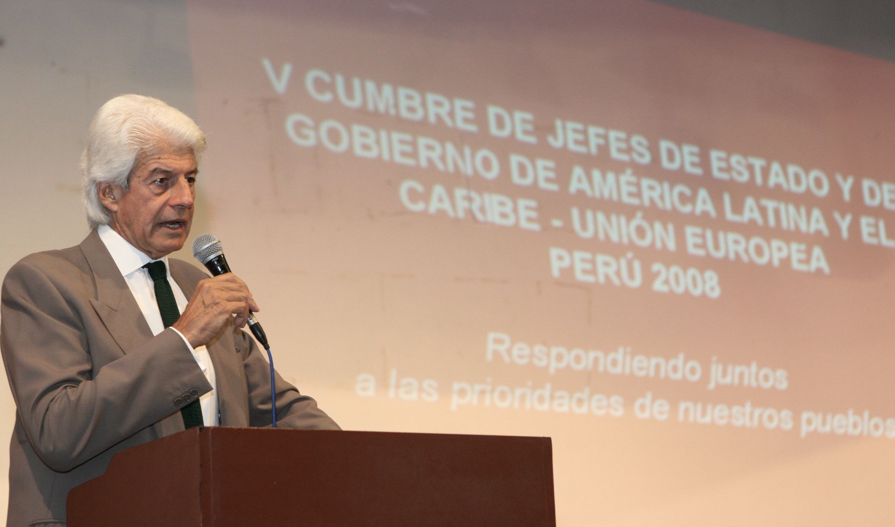 Comisión de Alto Nivel de la Cumbre ALC-UE, Ricardo Vega Llona, se reunio con los representantes de comedores populares y club de Madres.Foto:ANDINA/Norman Cordova