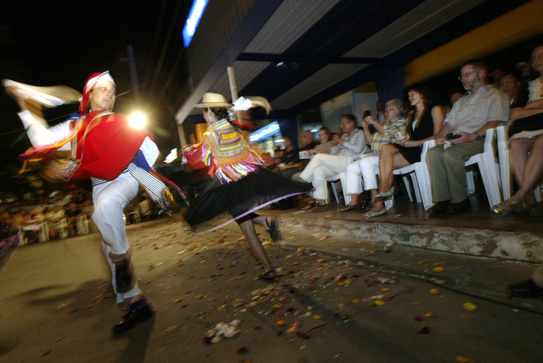 Participantes de las reuniones de trabajo de Pesquería (FWG) y Conservación de Recursos Marinos (MCRWG) de APEC, disfrutan de danzas típicas en la Plaza de Armas de Piura. Foto: ANDINA/ Rafael Cornejo