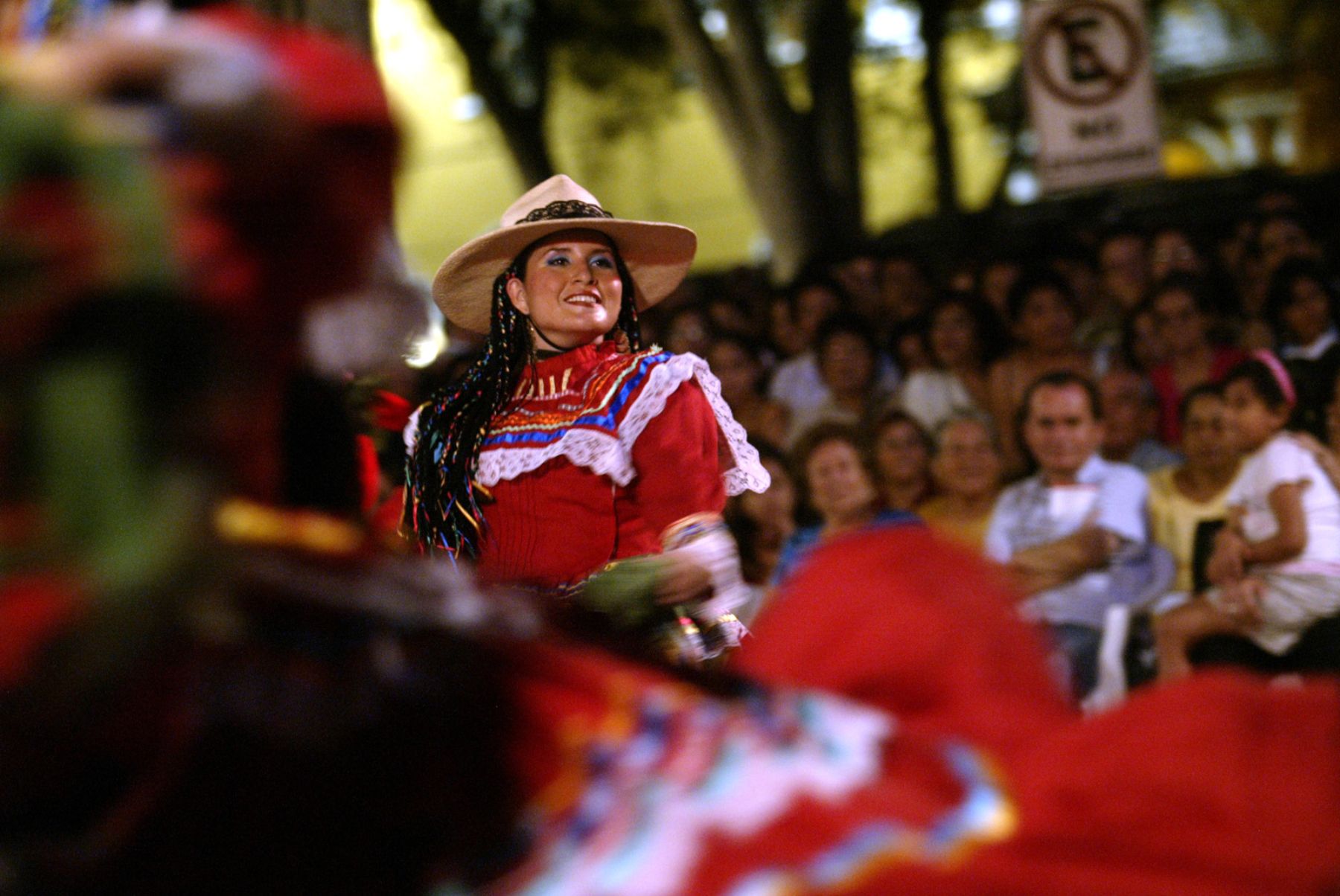 Participantes de las reuniones de trabajo de Pesquería (FWG) y Conservación de Recursos Marinos (MCRWG) de APEC, disfrutan de danzas típicas en la Plaza de Armas de Piura. Foto: ANDINA/ Rafael Cornejo