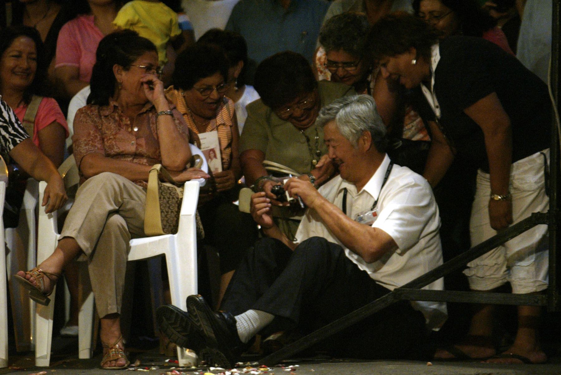 Participantes de las reuniones de trabajo de Pesquería (FWG) y Conservación de Recursos Marinos (MCRWG) de APEC, disfrutan de danzas típicas en la Plaza de Armas de Piura. Foto: ANDINA/ Rafael Cornejo