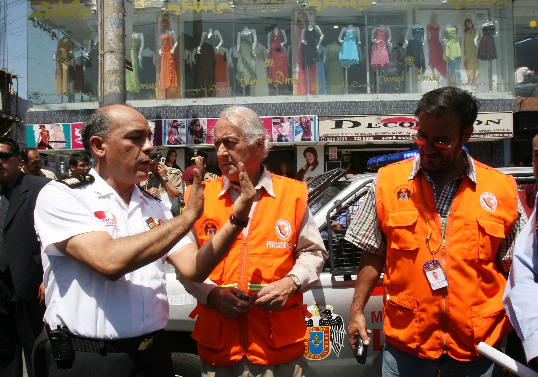 Alcalde de La Victoria, Alberto Sanchez Aiscorbe,  en el Simulacro de Sismo en el Centro Comercial de  Gamarra en la Victoria.Foto: ANDINA/Norman Cordova