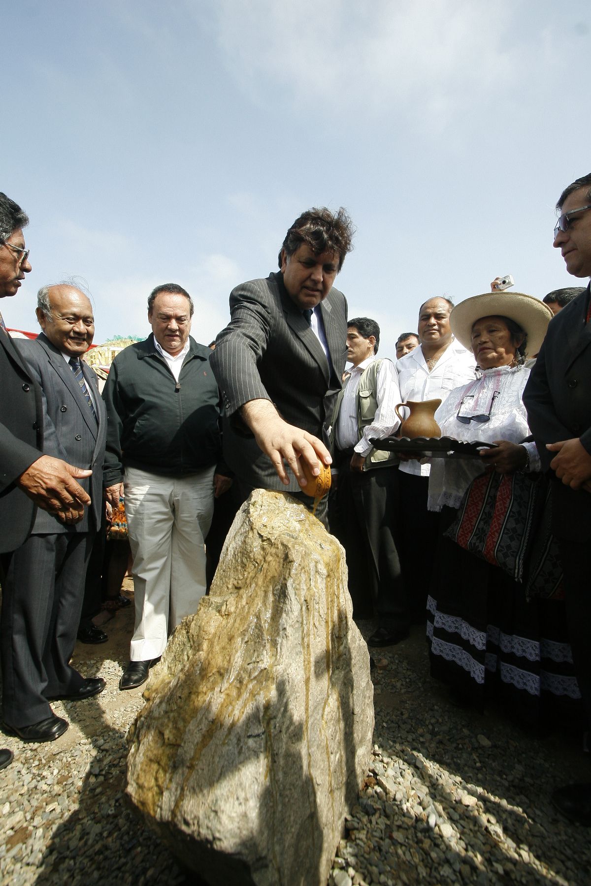 El Presidente de la República, Alan García Pérez, en colocación de la primera piedra del Museo de Sitio de las Huacas El Sol y La Luna, en Trujillo. Foto: ANDINA/Stephanie Zollner.