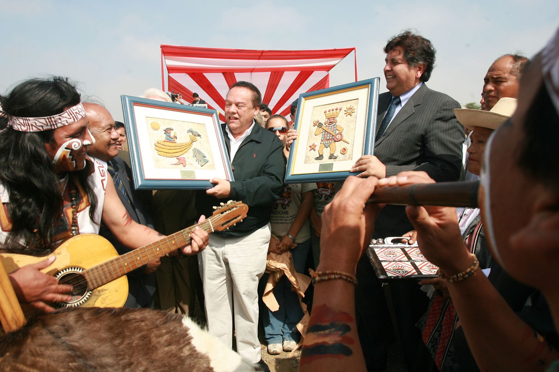 El Presidente de la República, Alan García, en ceremonia de colocación de la primera piedra del Museo de Sitio de las Huacas El Sol y La Luna. Foto:ANDINA/Sepres/Oscar Farje