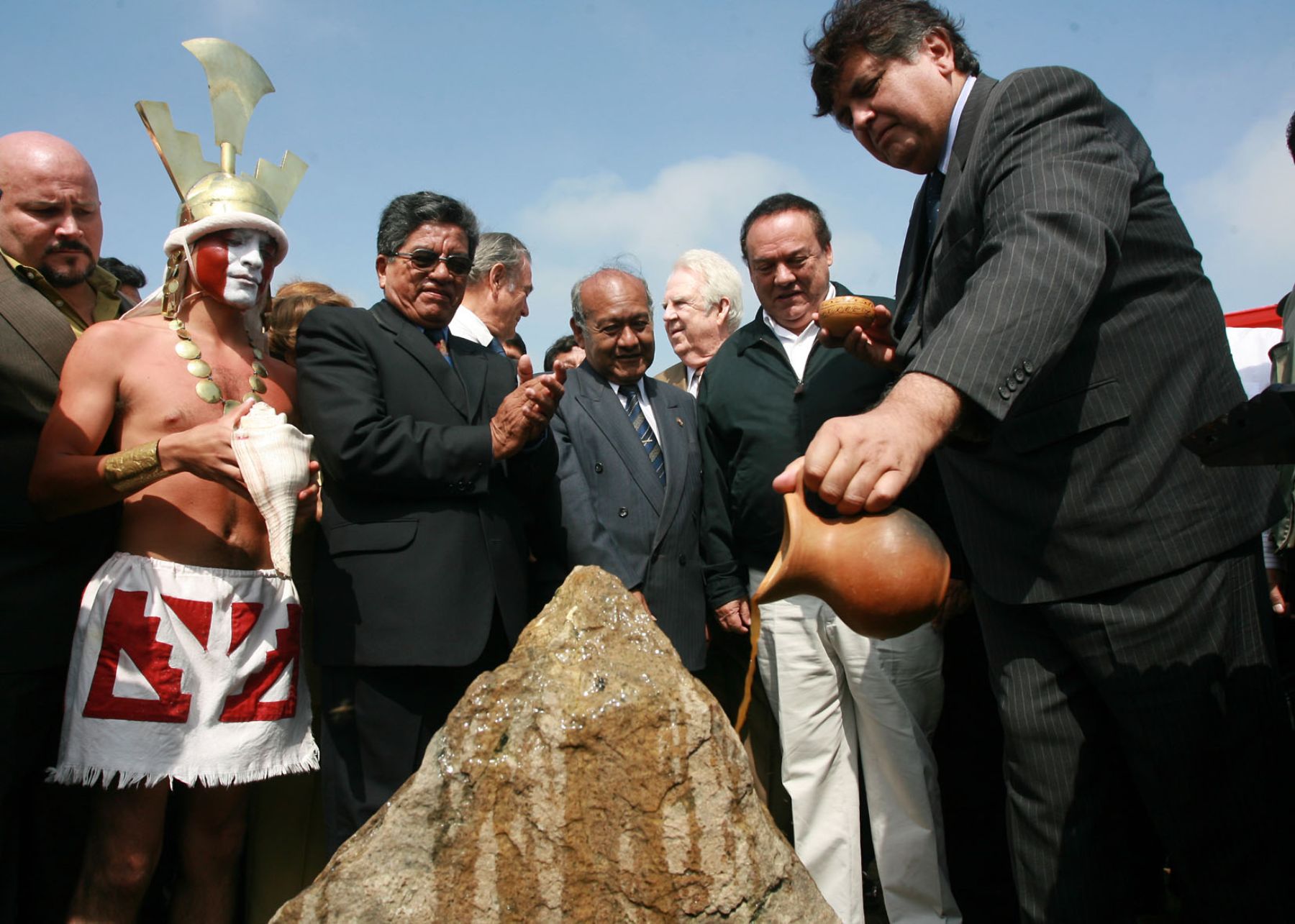 El Presidente de la República, Alan García, en ceremonia de colocación de la primera piedra del Museo de Sitio de las Huacas El Sol y La Luna. Foto:ANDINA/Sepres/Oscar Farje