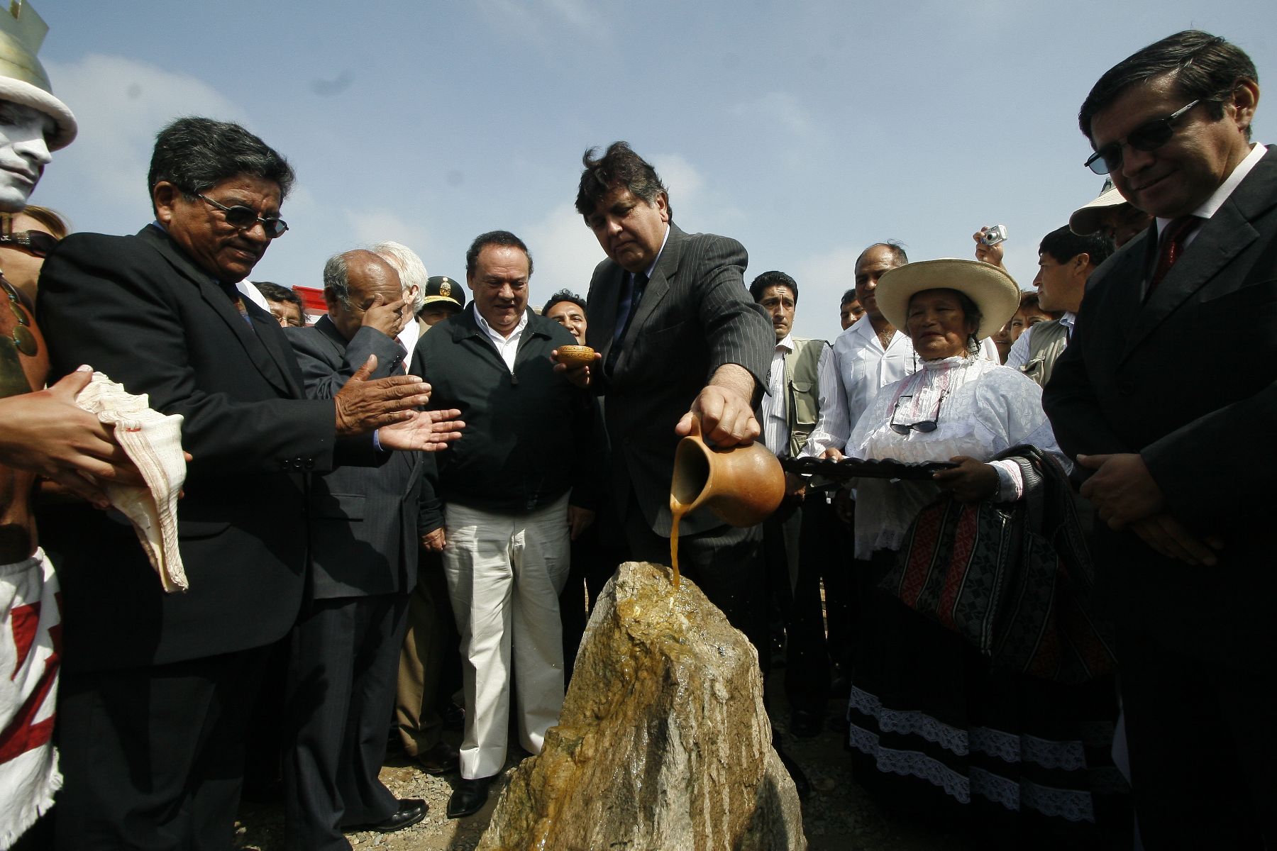 El Presidente de la República, Alan García Pérez, en colocación de la primera piedra del Museo de Sitio de las Huacas El Sol y La Luna, en Trujillo. Foto: ANDINA/Stephanie Zollner.