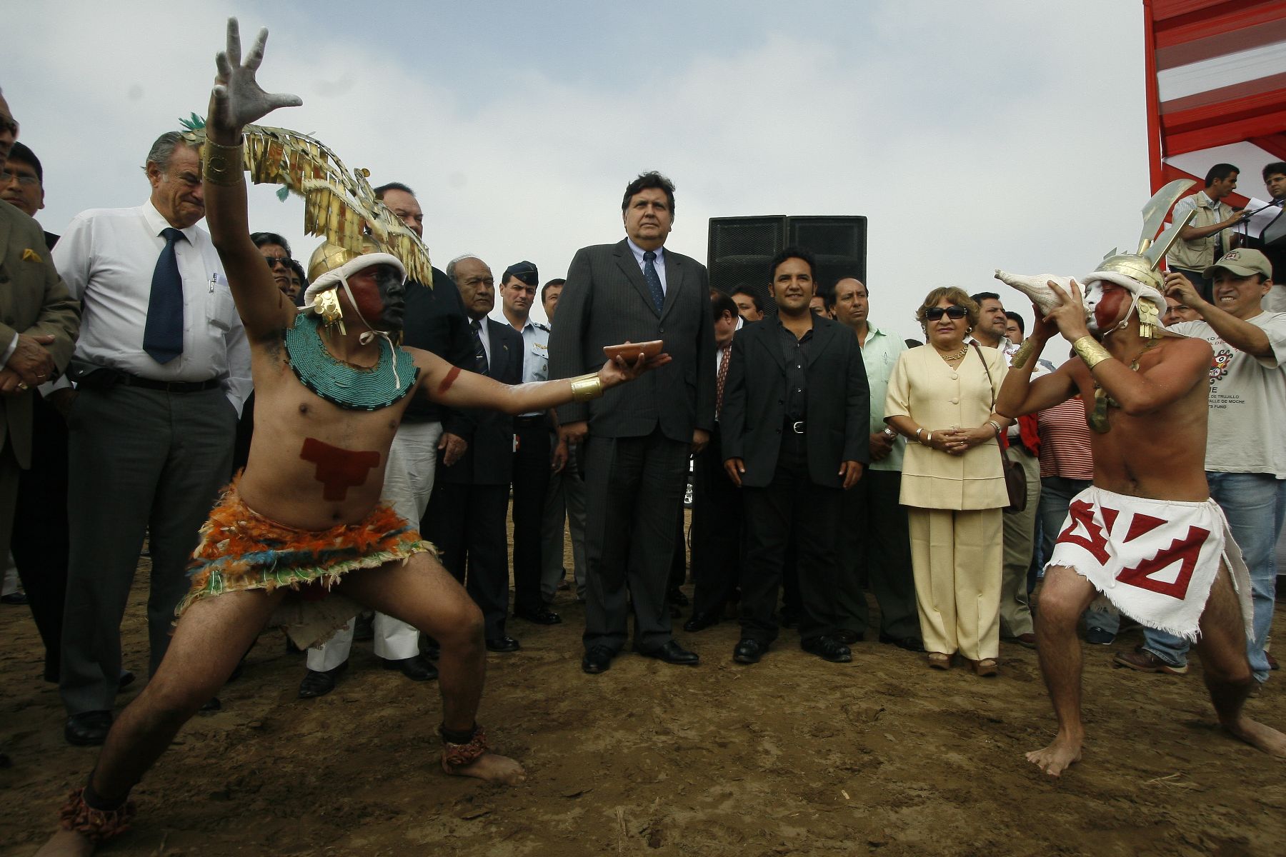 El Presidente de la República, Alan García Pérez, en colocación de la primera piedra del Museo de Sitio de las Huacas El Sol y La Luna, en Trujillo. Foto: ANDINA/Stephanie Zollner.