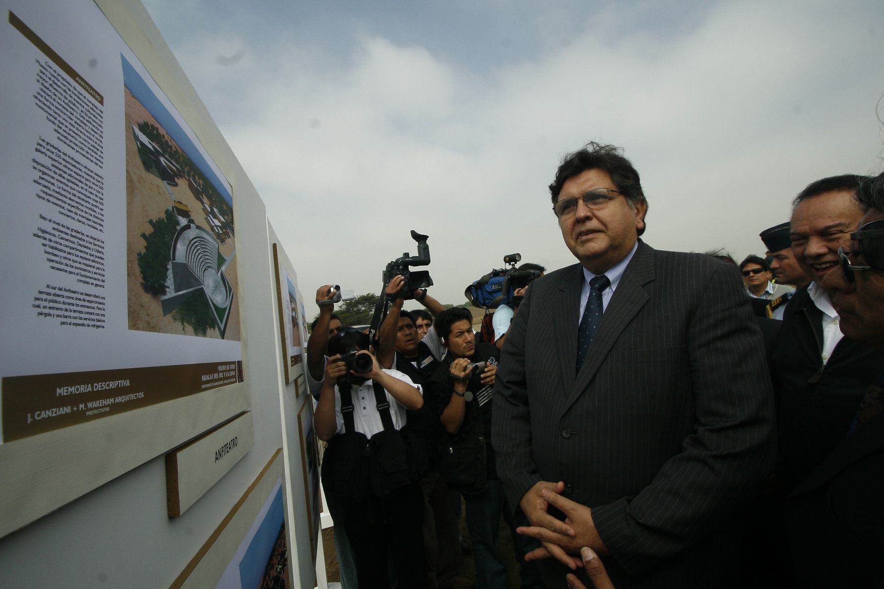 El Presidente de la República, Alan García Pérez, en colocación de la primera piedra del Museo de Sitio de las Huacas El Sol y La Luna, en Trujillo. Foto: ANDINA/Stephanie Zollner.