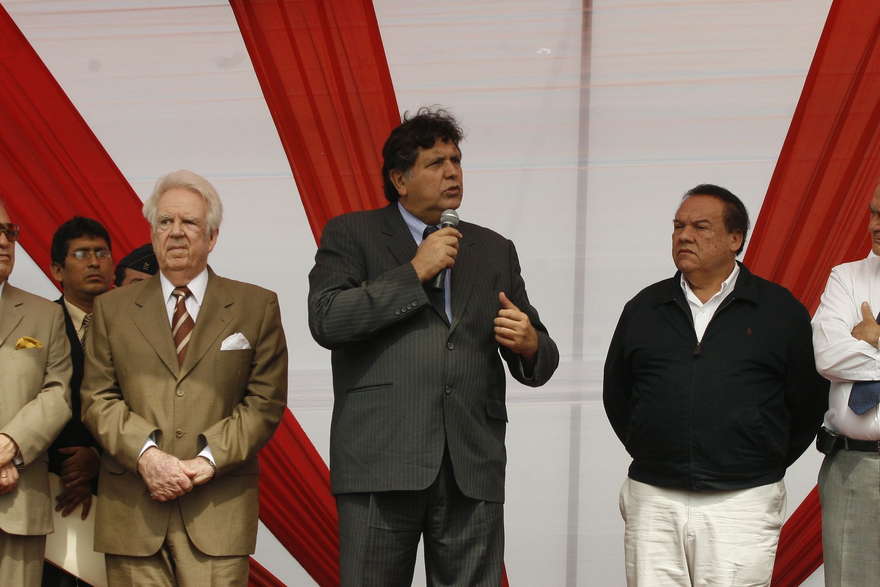 El Presidente de la República, Alan García Pérez, en colocación de la primera piedra del Museo de Sitio de las Huacas El Sol y La Luna, en Trujillo. Foto: ANDINA/Stephanie Zollner.