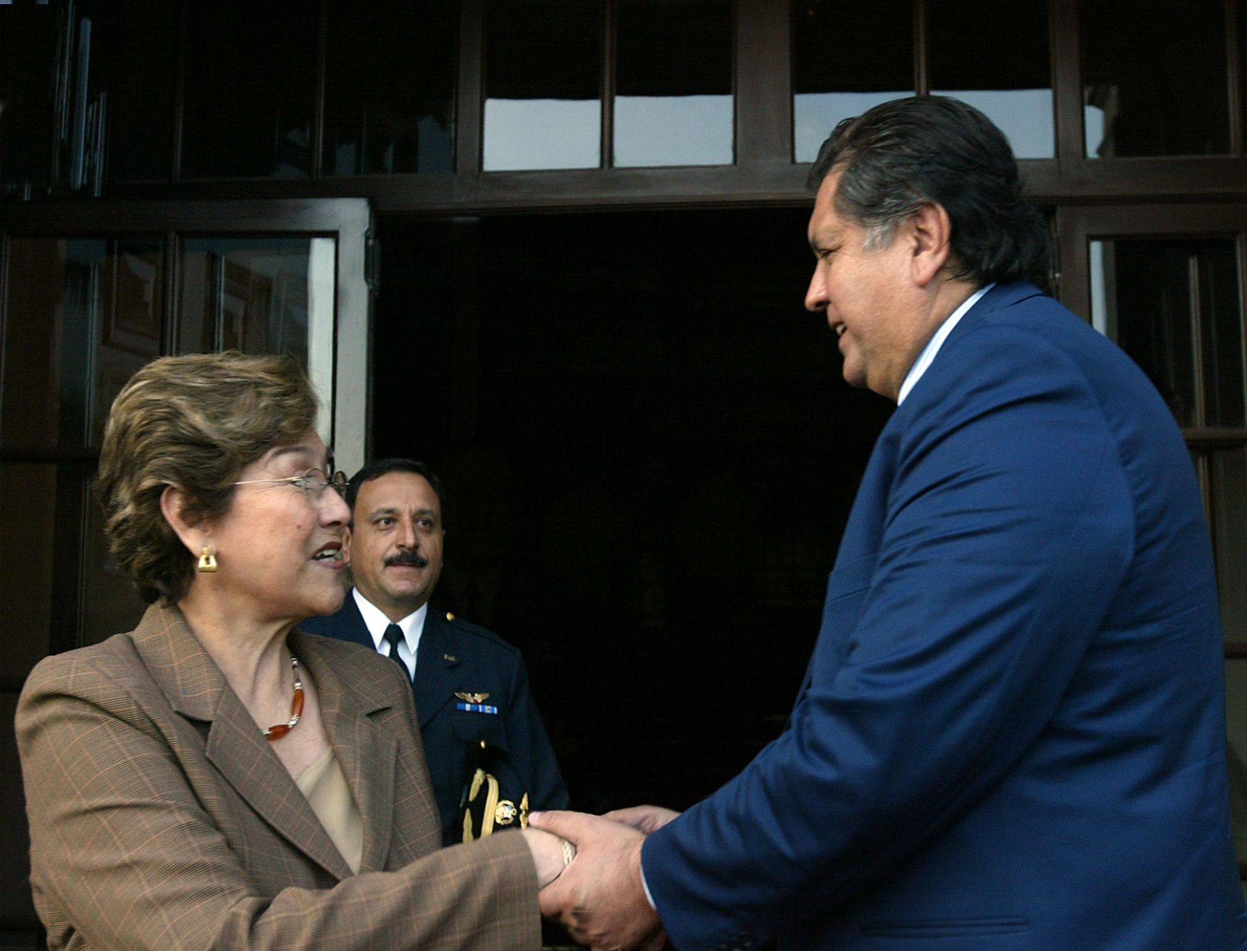 Presidente Alan García recibió el saludo protocolar de la fiscal de la Nación, Gladys Echaíz. Foto: Dante Zegarra.