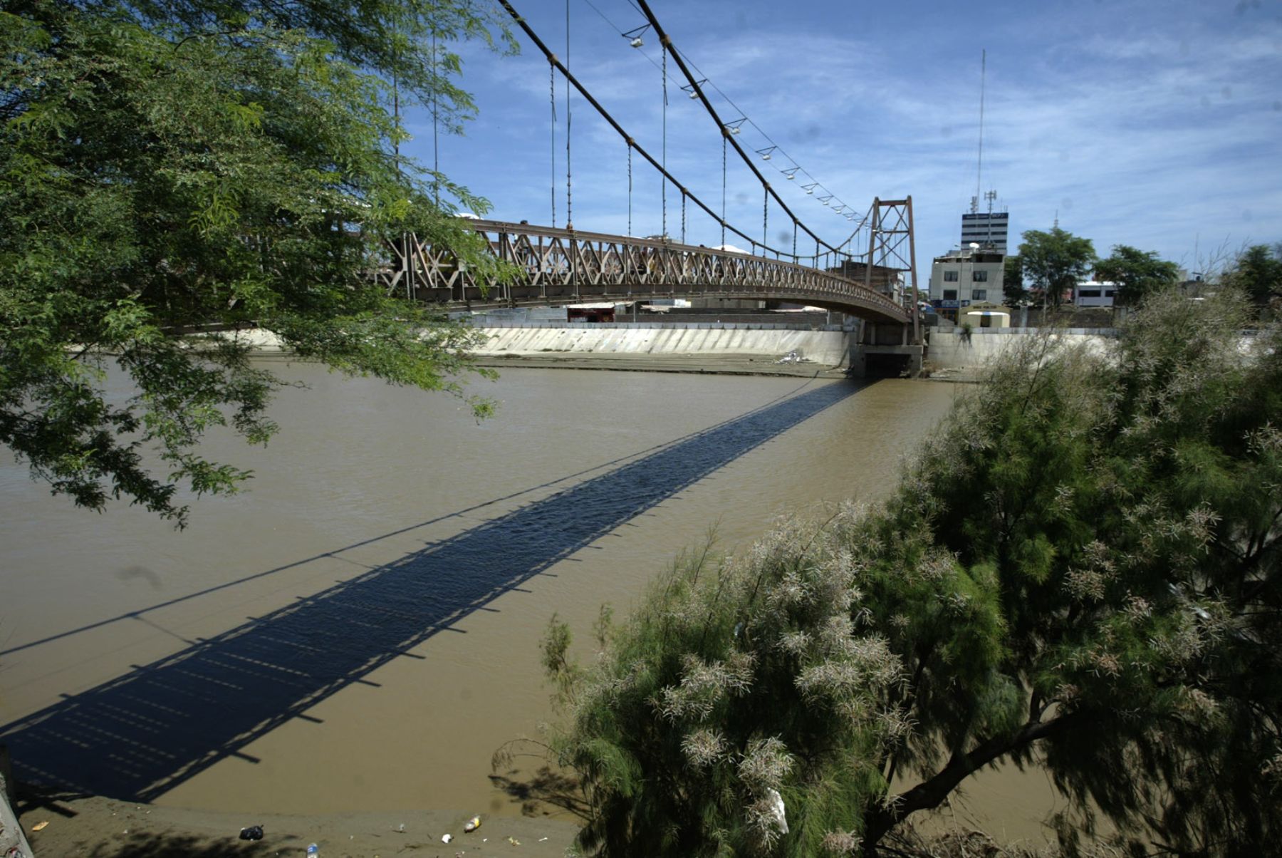 Puente colgante sobre el Rio Piura. Foto:ANDINA/archivo/ Rafael Cornejo