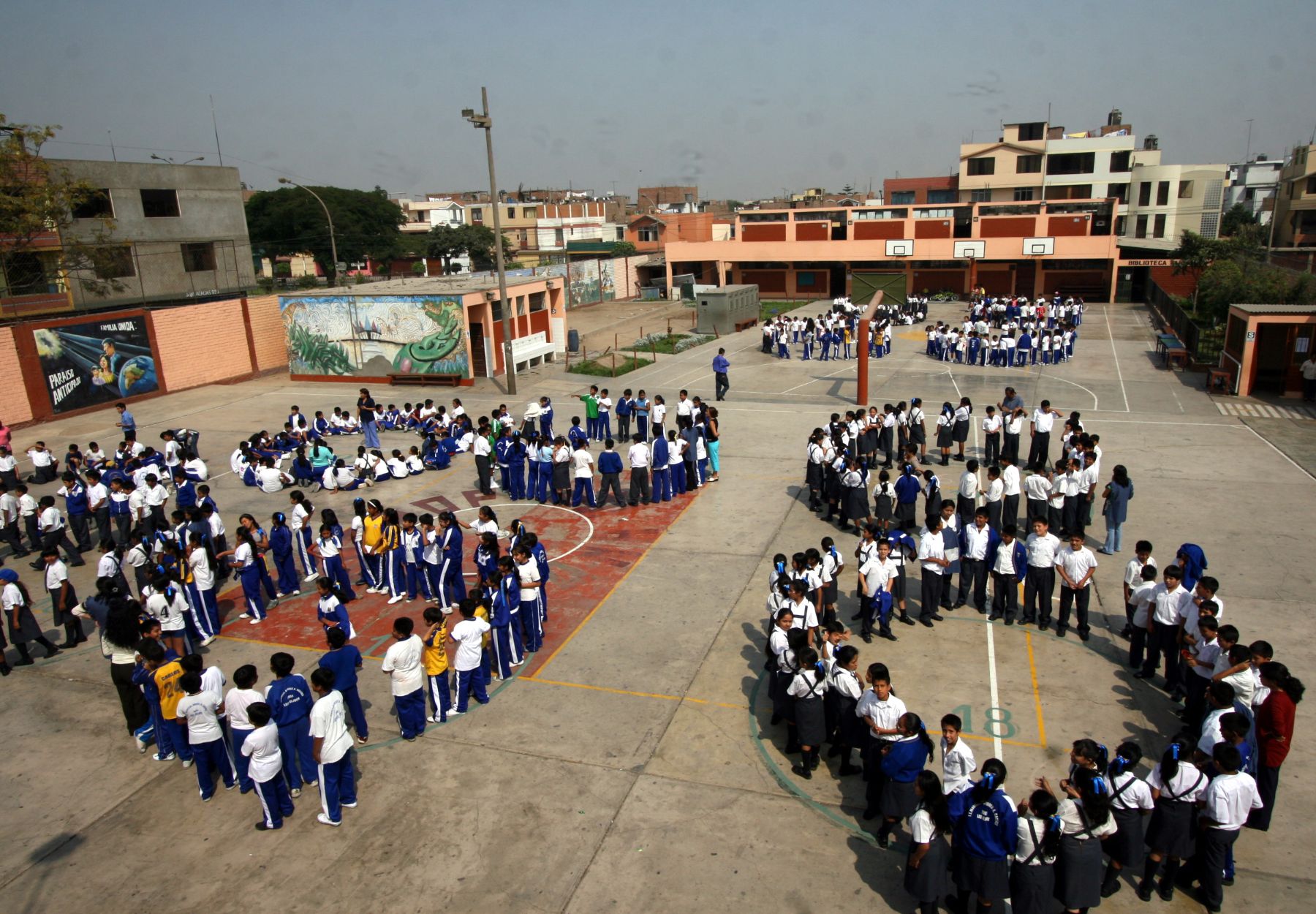 Simulacro de ssmo en centro educativo Andrés Avelino Cáceres, en el distrito de Los Olivos. Foto: ANDINA/Maritza Rosales.