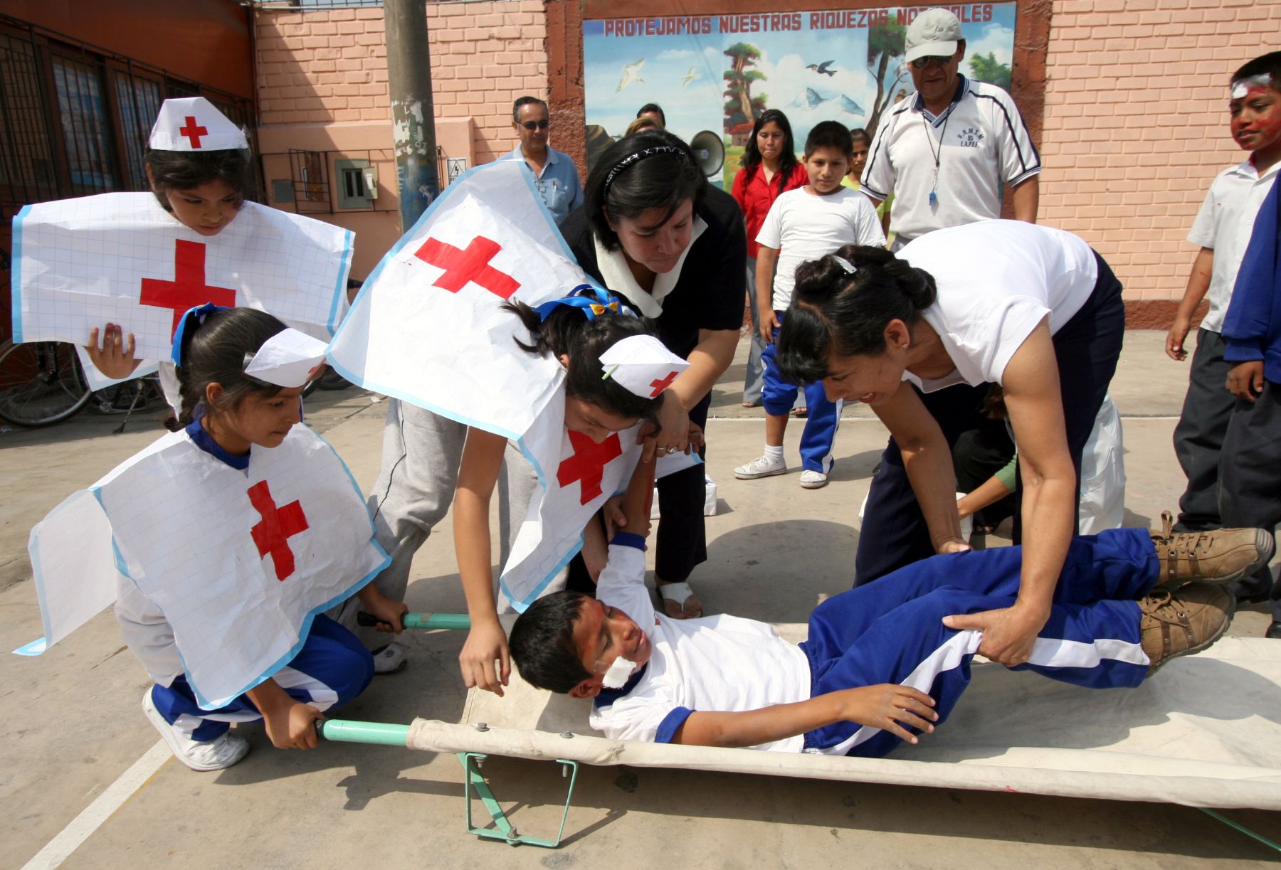 Simulacro de sismo en centro educativo Andrés Avelino Cáceres, en el distrito de Los Olivos. Foto: ANDINA/Maritza Rosales.