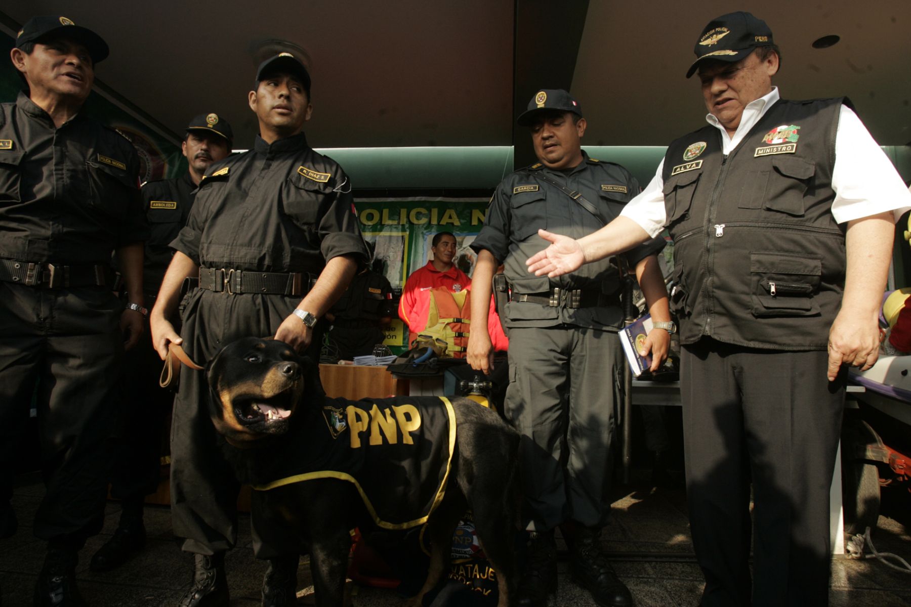 Ministro del Interior Luis Alva Castro, encabezó esta mañana las prácticas de seguridad con miras a las cumbres que se realizarán en Perú. Aquí aparece junto al recordado perro Lay Fun. Foto:ANDINA/Juan Carlos Guzmán Negrini.