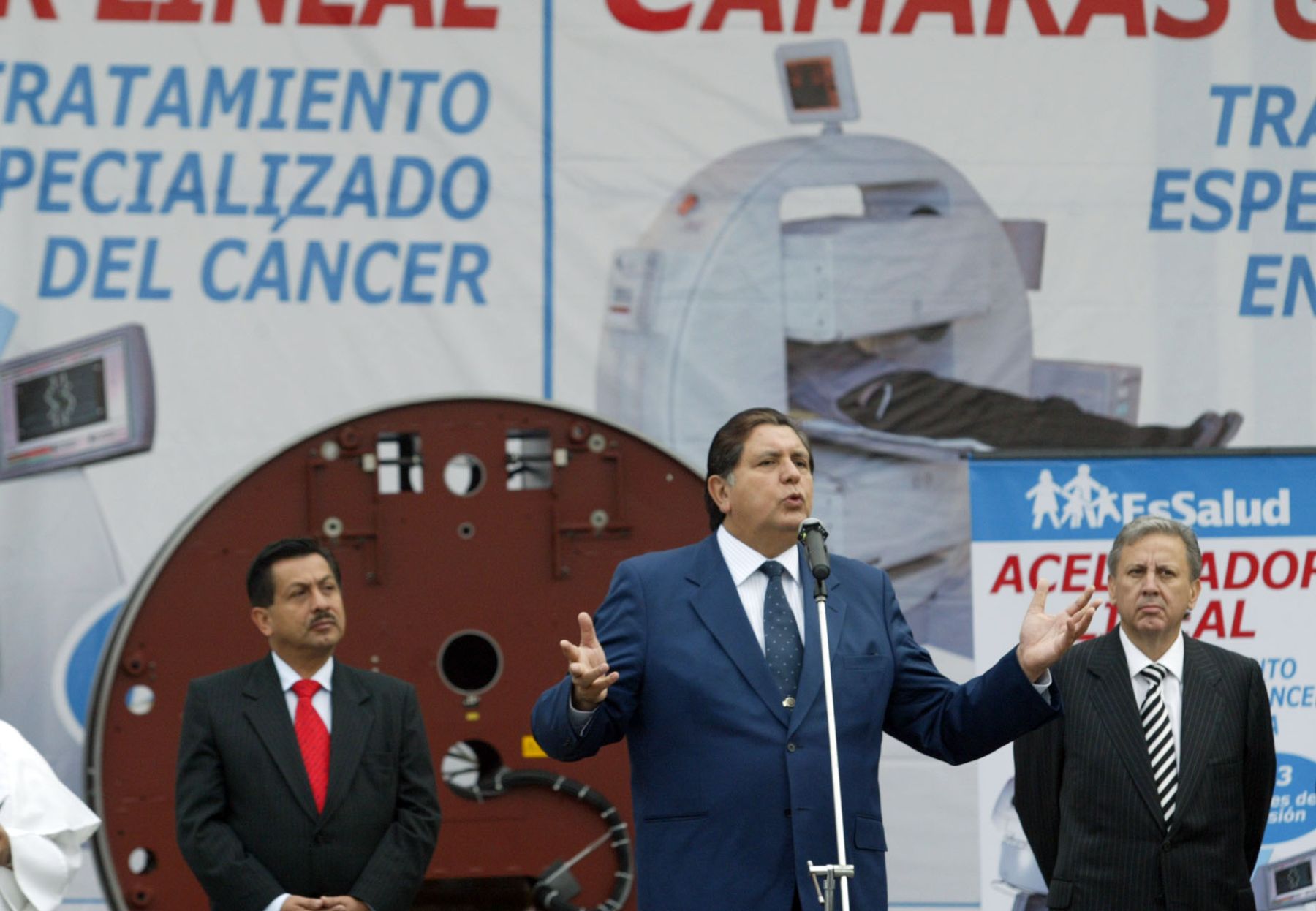 Presidente de la República, Alan Garcia, presentó nuevo equipamiento para EsSalud en compañia de Fernando Barrios y Hernán Garrido-Lecca. Foto:ANDINA/ Dante Zegarra.