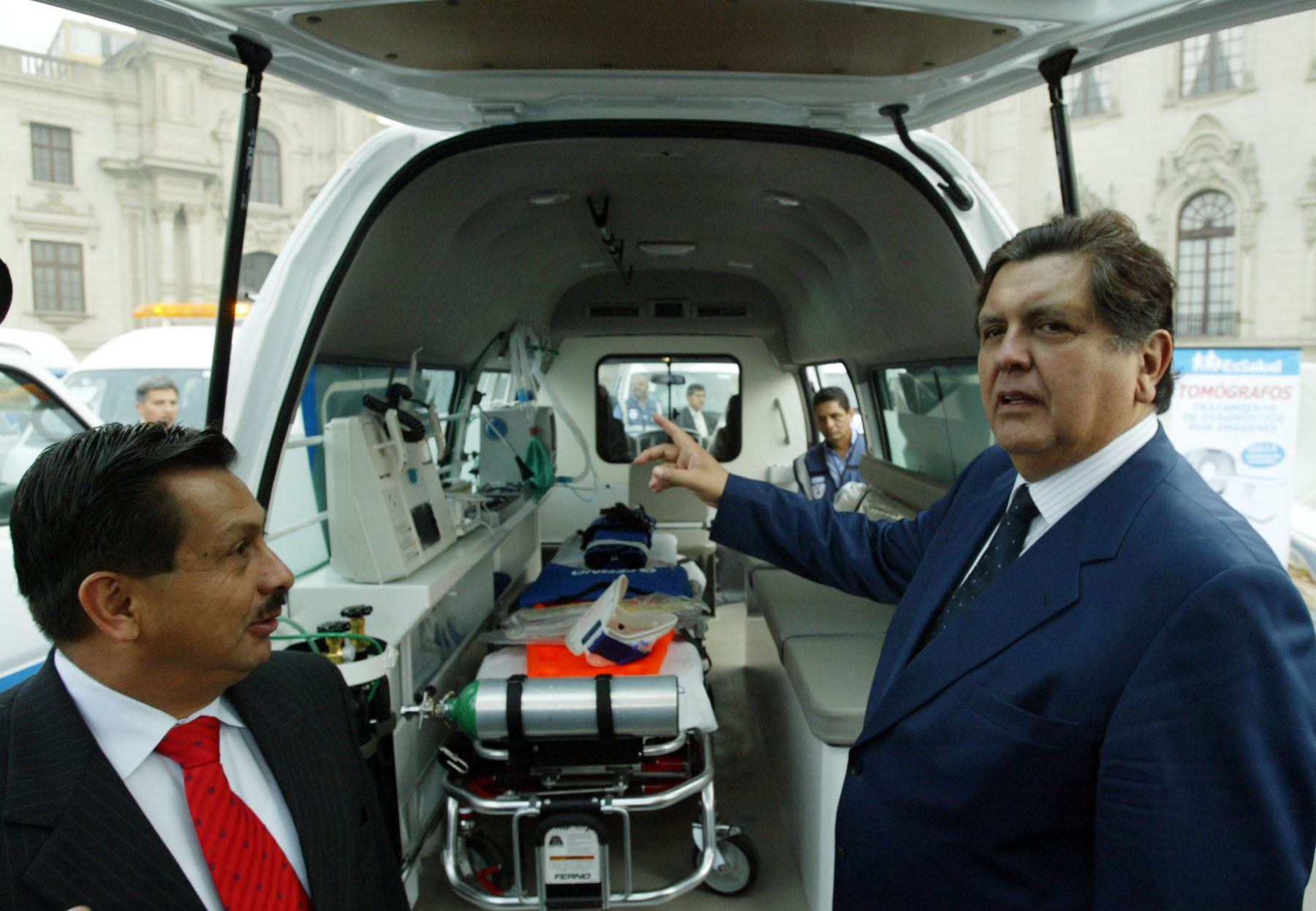Presidente de la República, Alan Garcia, presentó nuevo equipamiento para EsSalud en compañia de Fernando Barrios y Hernán Garrido-Lecca. Foto:ANDINA/ Dante Zegarra.