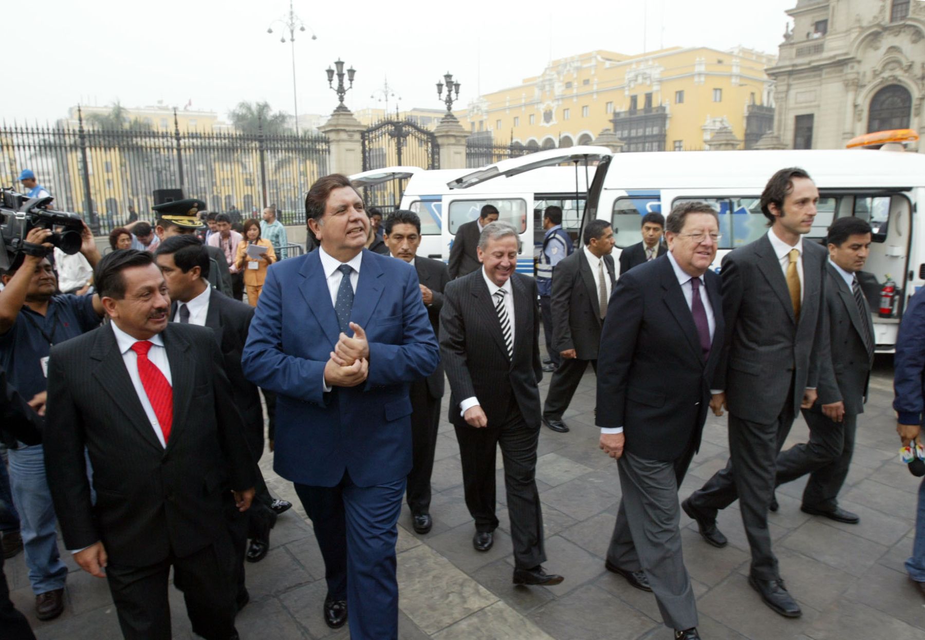Presidente de la República, Alan Garcia, presentó nuevo equipamiento para EsSalud en compañia de Fernando Barrios y Hernán Garrido-Lecca. Foto:ANDINA/ Dante Zegarra.
