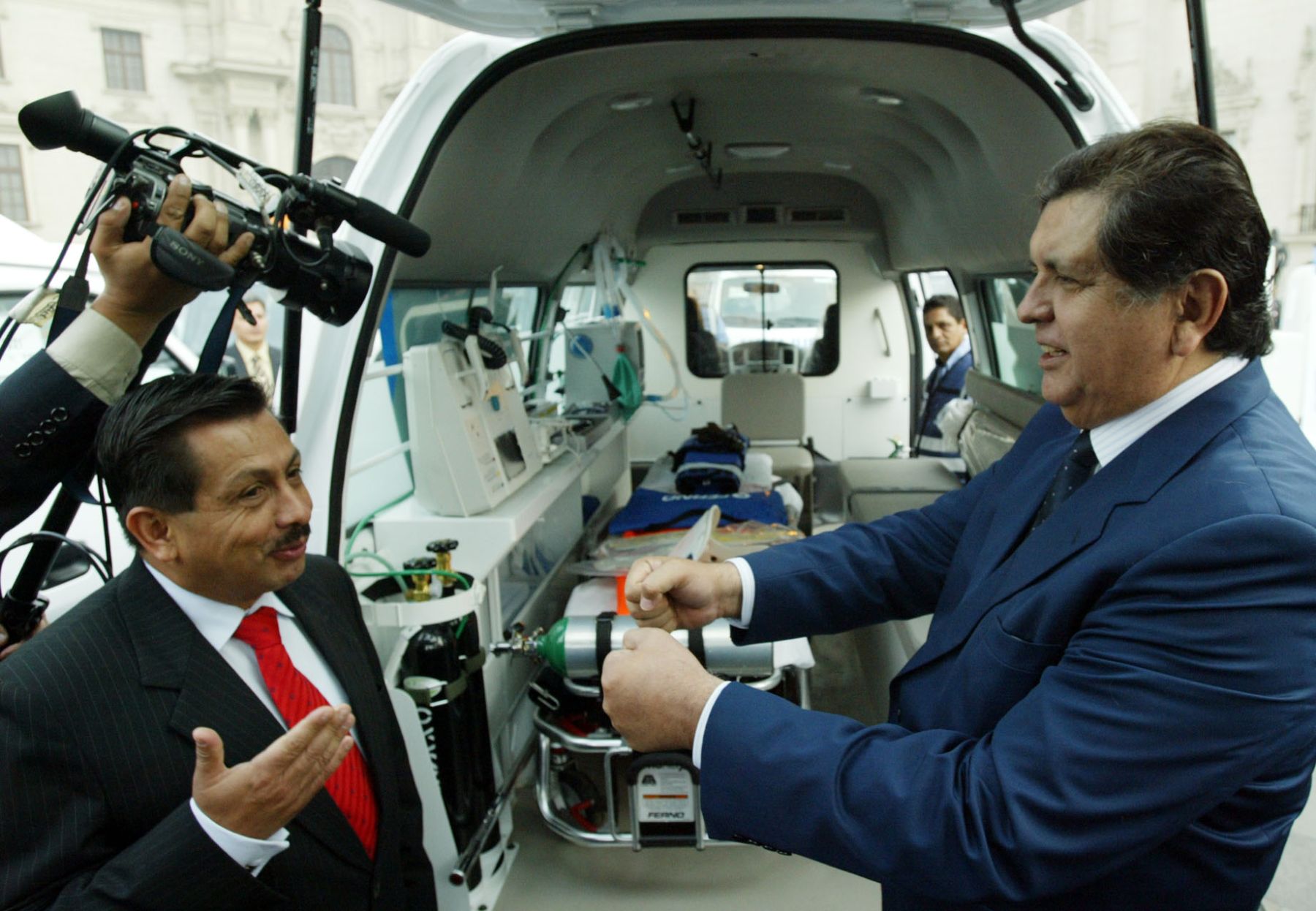 Presidente de la República, Alan Garcia, presentó nuevo equipamiento para EsSalud en compañia de Fernando Barrios y Hernán Garrido-Lecca. Foto:ANDINA/ Dante Zegarra.