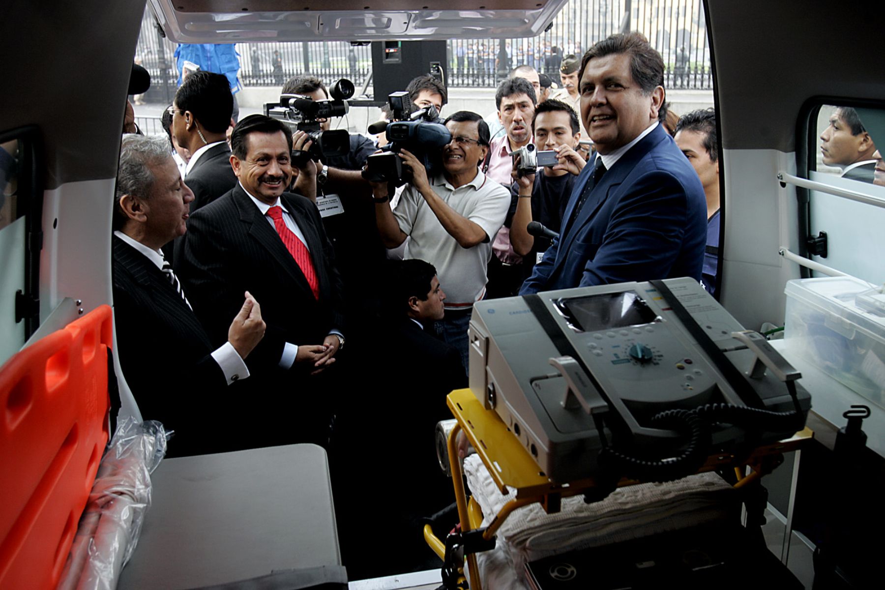 Presidente Alan García presentó esta mañana los nuevos equipos médicos recientemente adquiridos por EsSalud que incluyen ambulancias, tomógrafos, aceleradores lineales, entre otros. Foto: ANDINA/Juan Carlos Guzmán Negrini.