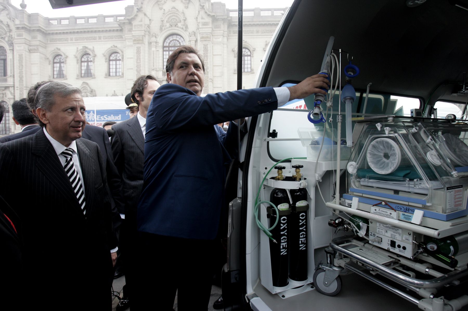 Presidente Alan García presentó esta mañana los nuevos equipos médicos recientemente adquiridos por EsSalud que incluyen ambulancias, tomógrafos, aceleradores lineales, entre otros. Foto: ANDINA/Juan Carlos Guzmán Negrini.