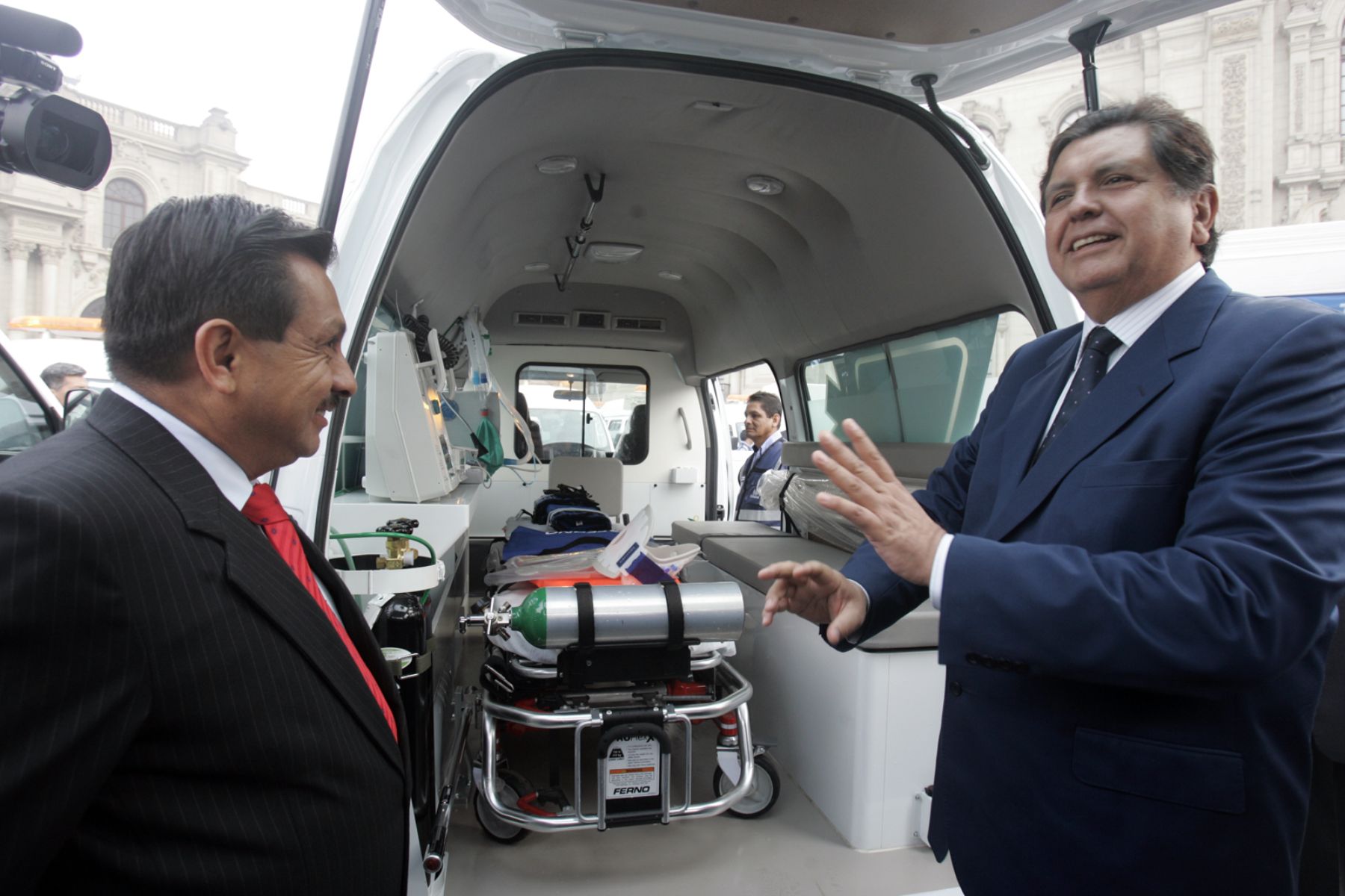 Presidente Alan García presentó esta mañana los nuevos equipos médicos recientemente adquiridos por EsSalud que incluyen ambulancias, tomógrafos, aceleradores lineales, entre otros. Foto: ANDINA/Juan Carlos Guzmán Negrini.
