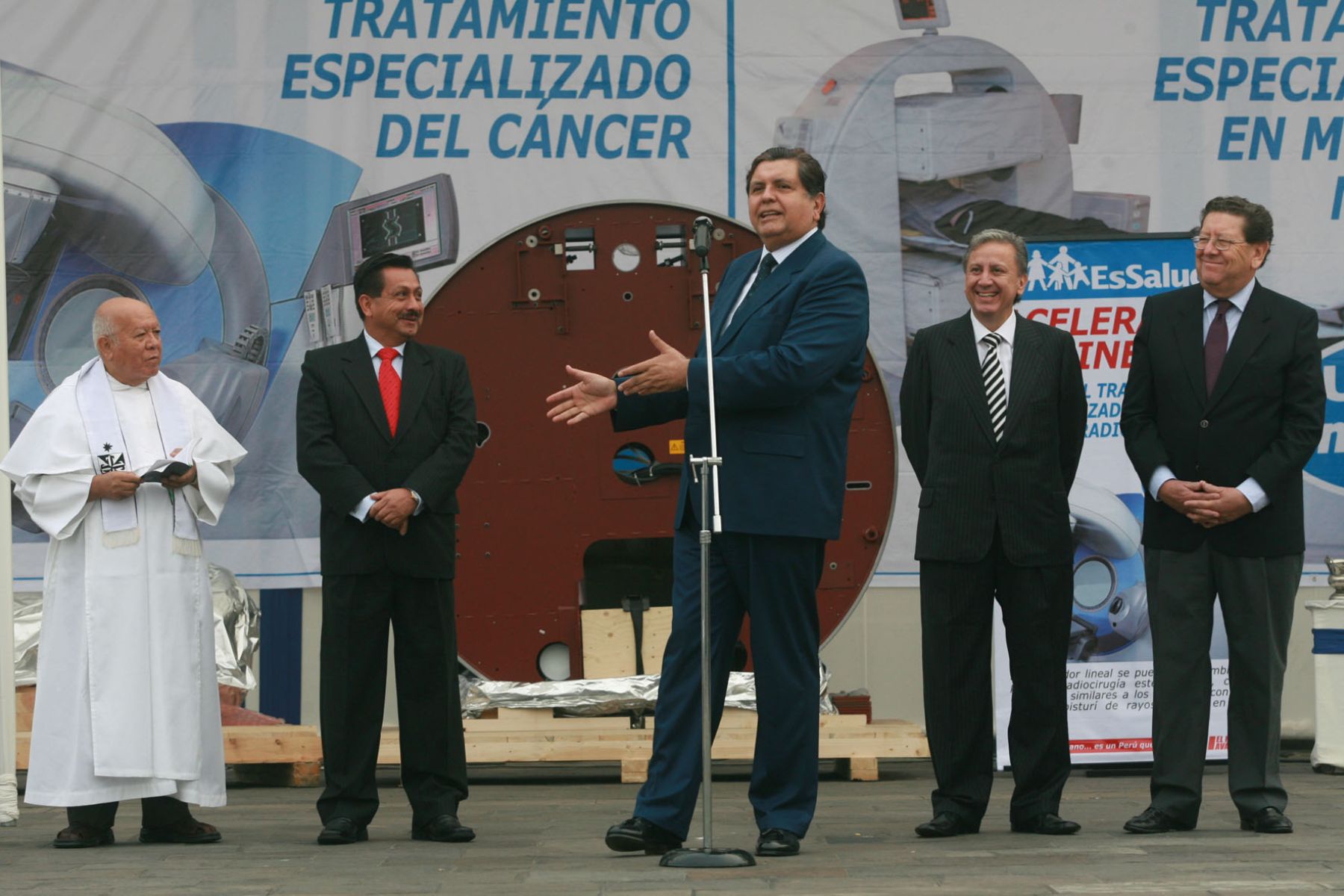 El Jefe de Estado, Alan García, preside entrega de 38 ambulancias, tres cámaras gamma y seis tomógrafos a EsSalud.Foto:ANDINA/Sepres/Oscar Farje Gomero.