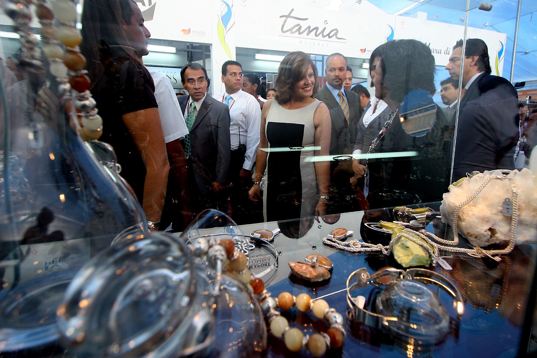 La ministra de Turismo y Comercio Exterior, Mercedes Aráoz, recorre la Feria Internacional de Textiles Perú Moda, Confecciones, Calzado y Joyería, en el Jockey Plaza. Foto: ANDINA/Alberto Orbegoso.