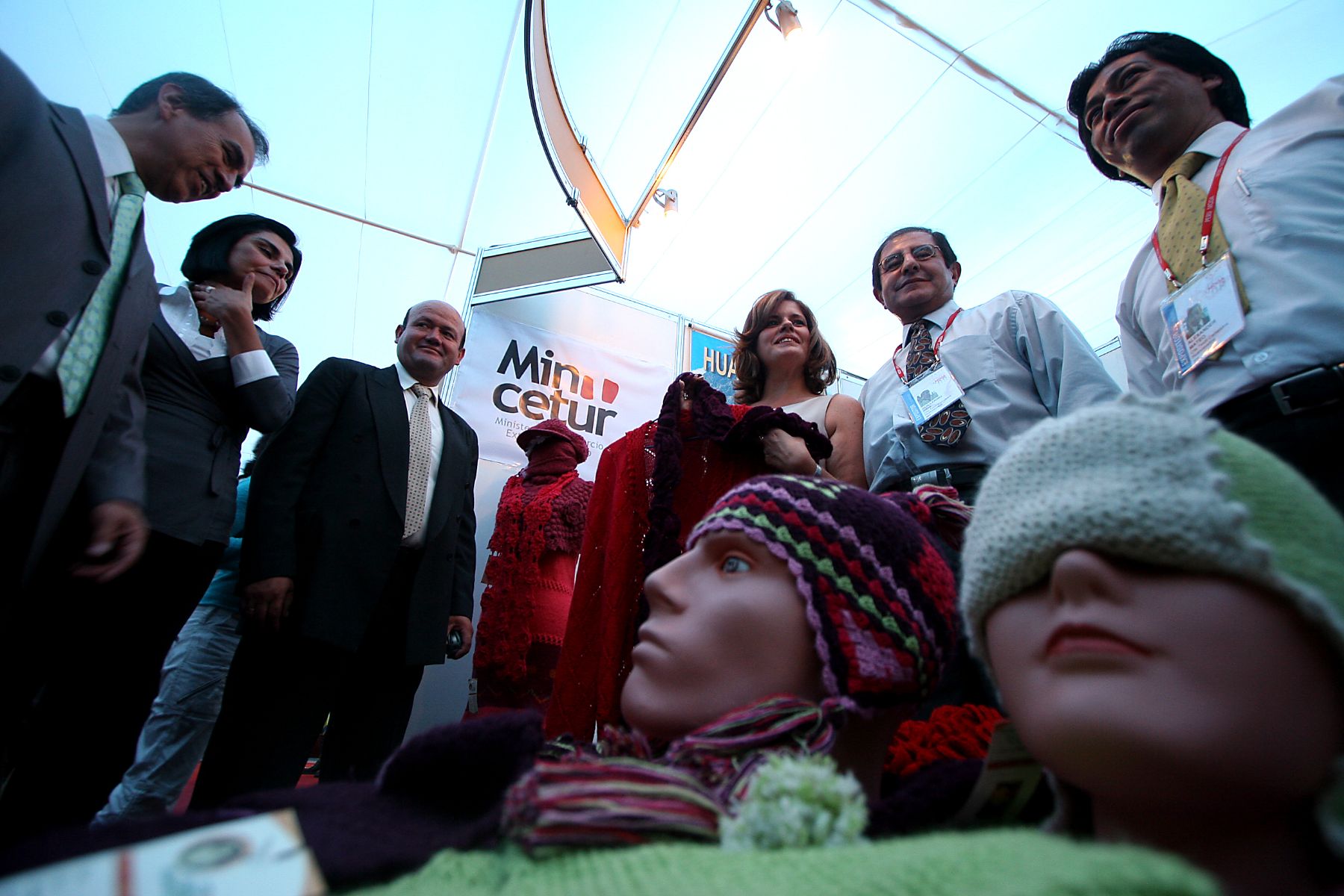 La ministra de Turismo y Comercio Exterior, Mercedes Aráoz, recorre la Feria Internacional de Textiles Perú Moda, Confecciones, Calzado y Joyería, en el Jockey Plaza. Foto: ANDINA/Alberto Orbegoso.