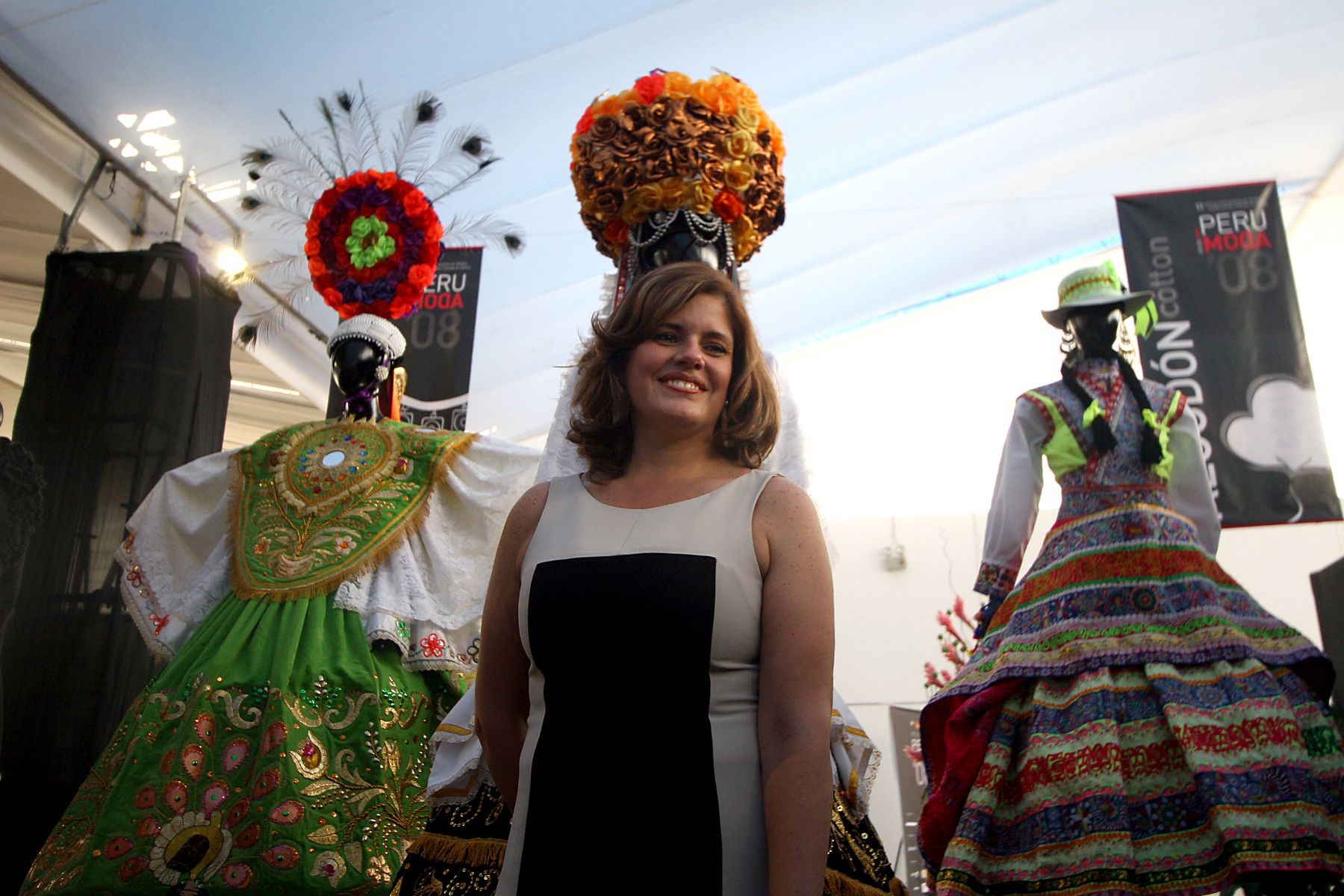 La ministra de Turismo y Comercio Exterior, Mercedes Aráoz, recorre la Feria Internacional de Textiles, Confecciones, Calzado y Joyería en el Jockey Plaza. Foto: ANDINA/Alberto Orbegoso.