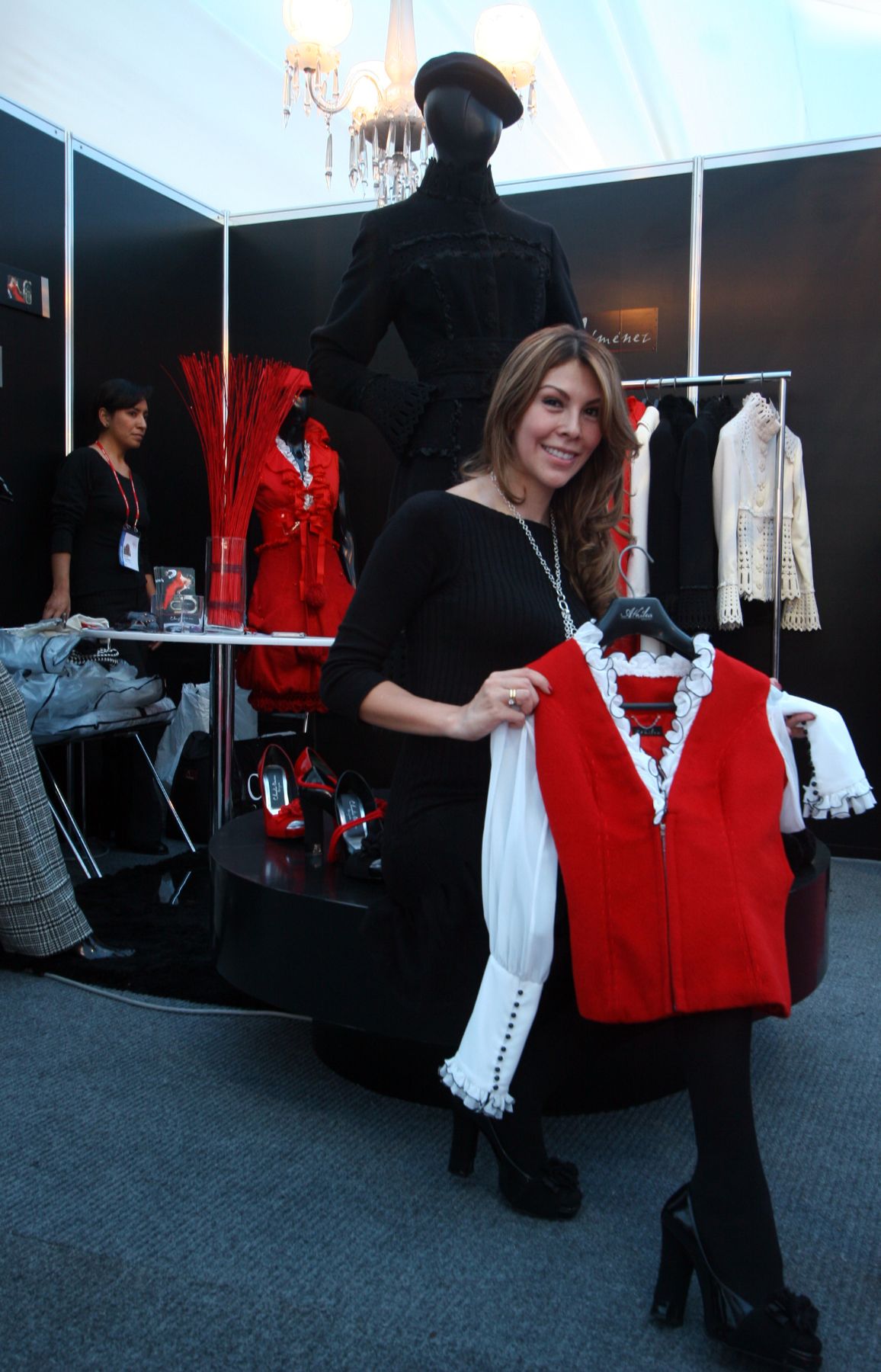 Claudia Jiménez, expone sus diseños en la Feria Internacional de Textiles, Confecciones, Calzado y Joyería en el Jockey Plaza. Foto: ANDINA/Alberto Orbegoso.