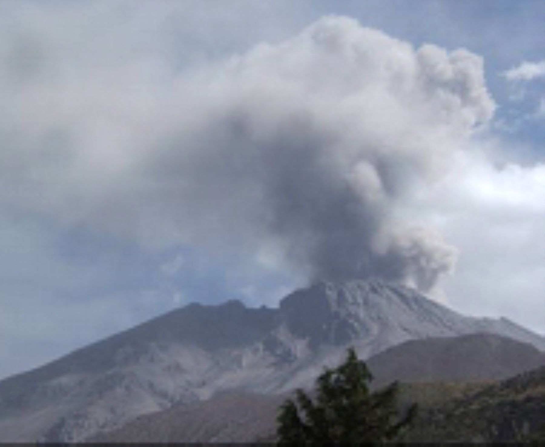 El Poder Ejecutivo declaró en estado de emergencia 12 distritos de las provincias de Chucuito, El Collao, Puno y San Roman del departamento de Puno por un plazo de 60 días calendario, debido al impacto de daño producido por el proceso eruptivo del volcán Ubinas, ubicado en Moquegua.ANDINA/Difusión