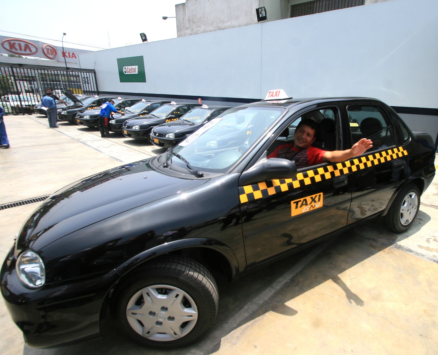 A taxistas no les alcanza requisito de antigüedad máxima de tres años para ingresar a servicio.