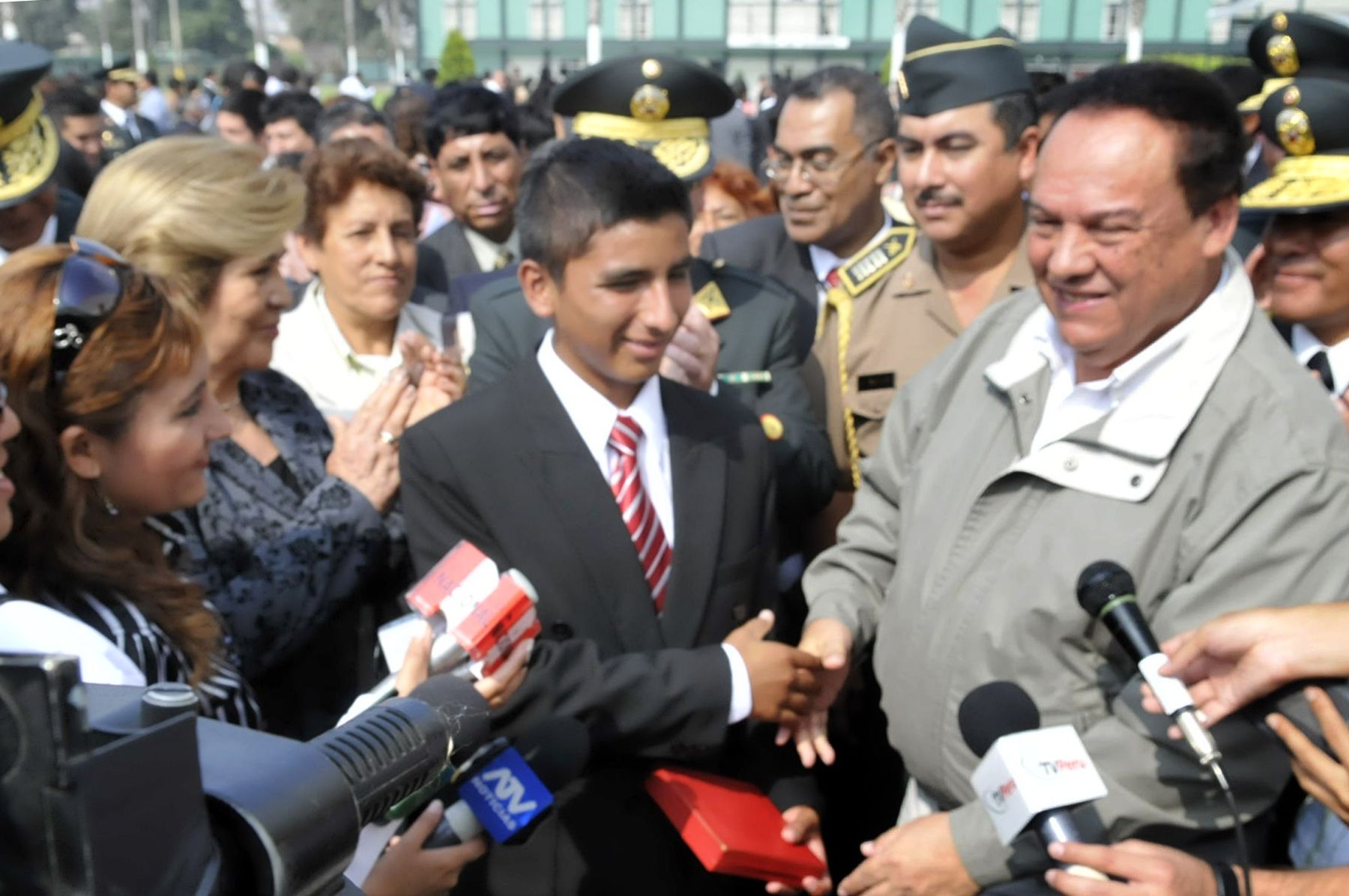 El ministro Alva Castro saluda al joven Adrián Campana, quien procedía de un albergue del Inabif y logró ingresar a la escuela policial. Foto: Andina/Mininter