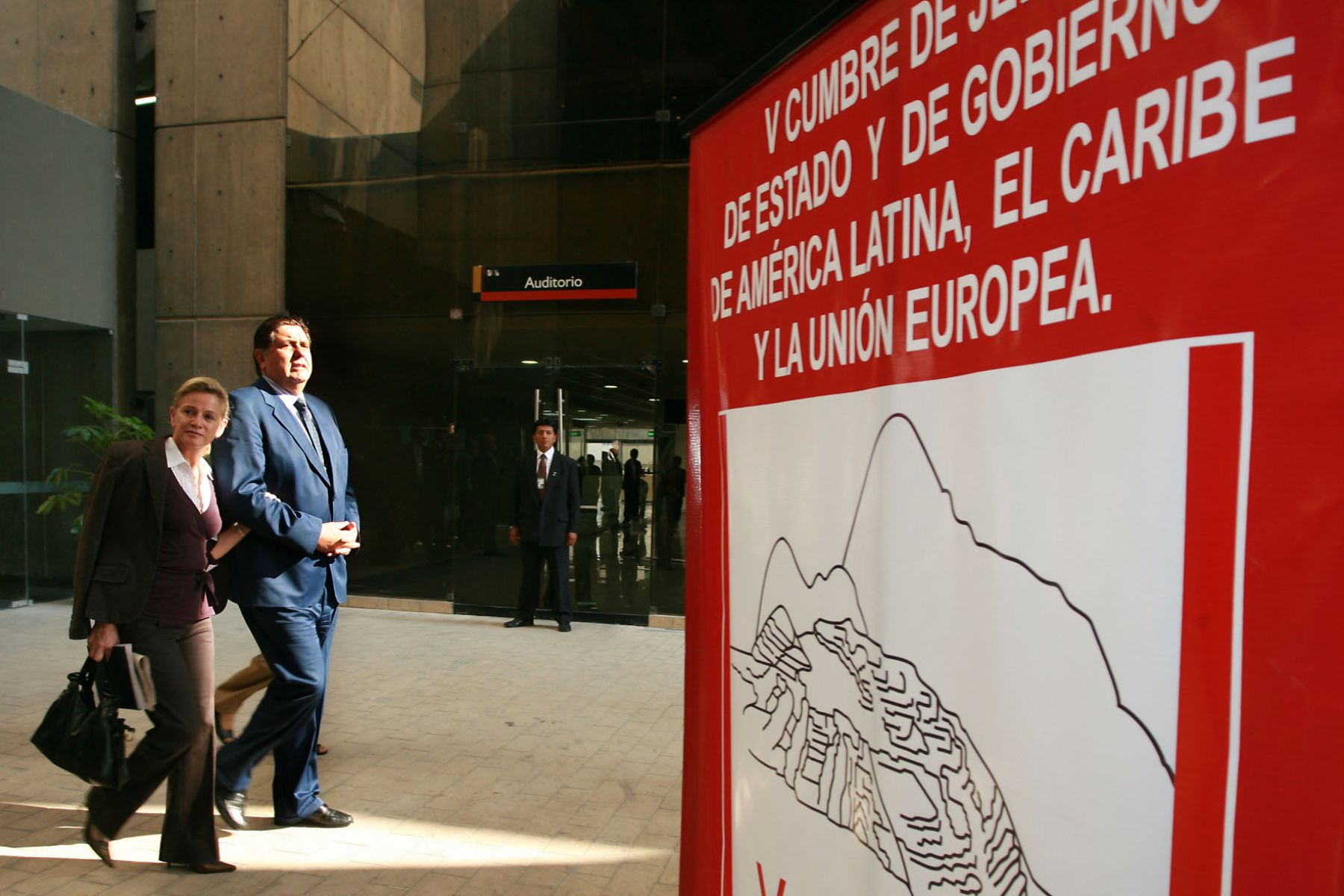 El Jefe del Estado, Alan García, preside el Consejo de Ministros en las instalaciones del Museo de la Nación, donde en los próximos dias se realizará la V Cumbre de Jefes de Estado y de Gobierno de América Latina, el Caribe y la Unión Europea. El Consejo de Ministros se inició a las 08:30 horas. Foto: Sepres/Oscar Farje Gomero.