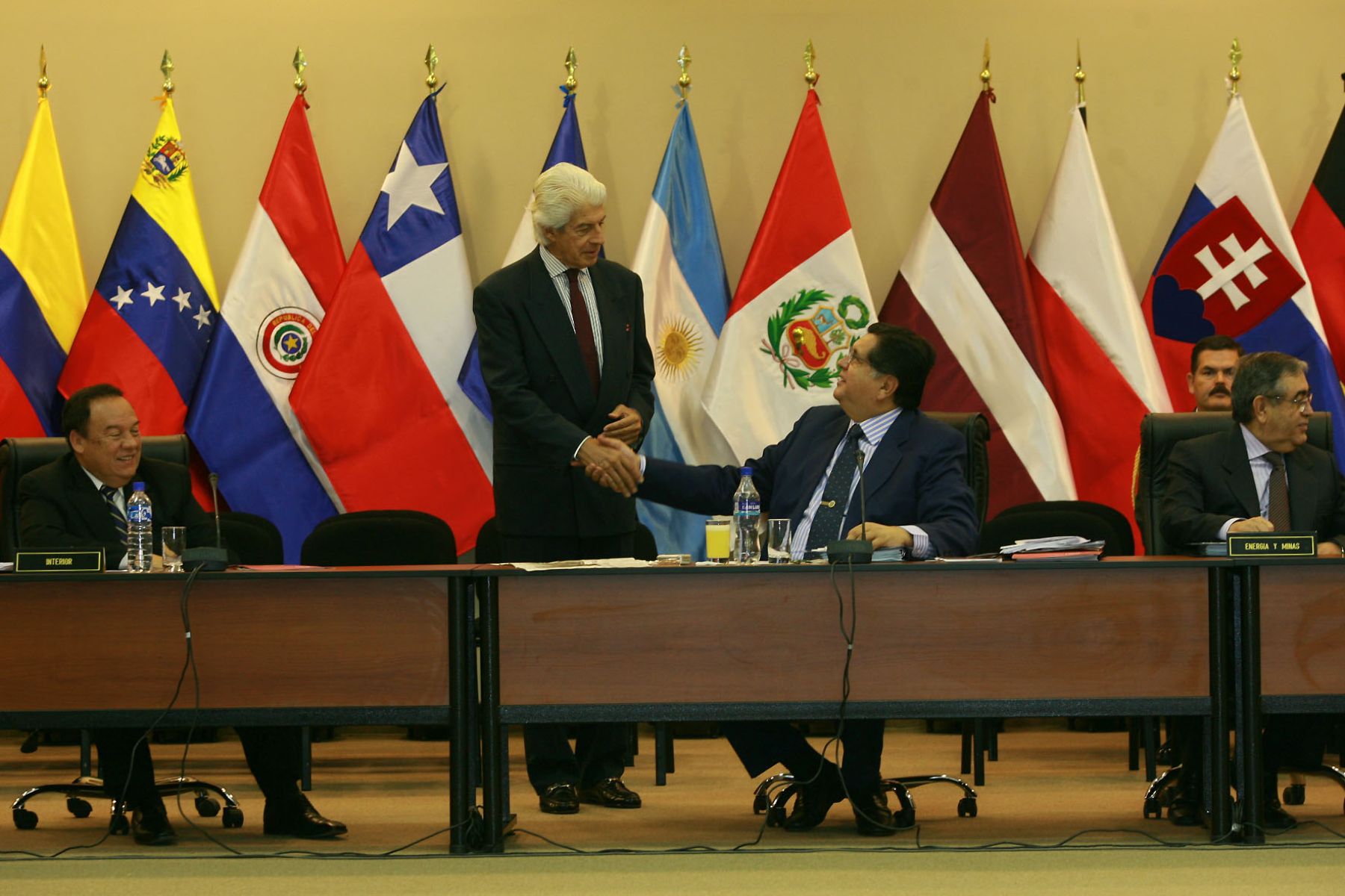El Jefe del Estado, Alan García, preside el Consejo de Ministros en las instalaciones del Museo de la Nación, donde en los próximos dias se realizará la V Cumbre de Jefes de Estado y de Gobierno de América Latina, el Caribe y la Unión Europea. El Consejo de Ministros se inició a las 08:30 horas. Foto: Sepres/Oscar Farje Gomero.