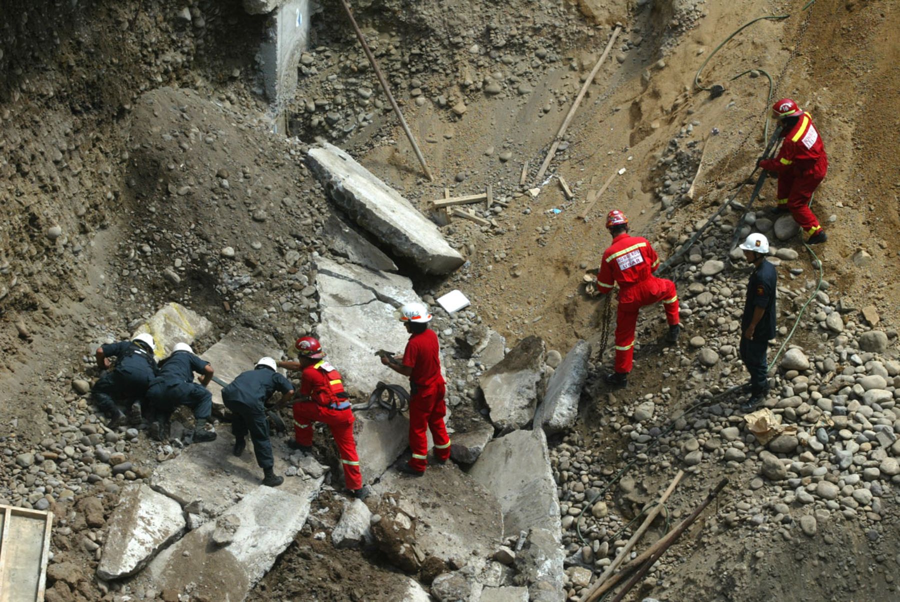 Cuatro obreros quedan sepultados tras derrumbe de pared en obra de Miraflores.Foto:ANDINA/Alberto Orbegoso